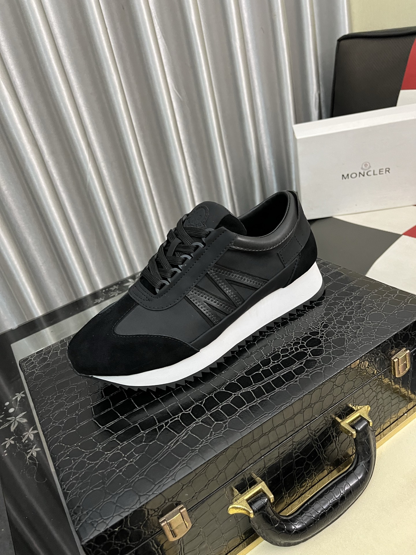 NO:347880,【MONCLER】The same style as the mouth cover, the official website, high-quality men's shoes, customized material, calfskin, genuine leather breathable inner leather insole, original mold-opening anti-slip outsole style, men's casual sneakers, lace-up men's shoes series, European and American trendy style, random matching, comfortable foot feeling, standard size men's size 36-46,, Moncler, sneakers, cowhide19860909【MONCLER】蒙口、官网同款 高品质男鞋 材料定制小牛皮 真皮透气内里真皮鞋垫 原版开模防滑大底款式类型男士休闲运动鞋 系带款男鞋系列 欧美潮流风格 随意搭配 脚感舒适、标准码男码36-46,,Moncler,sneakers,cowhide,Men's shoes