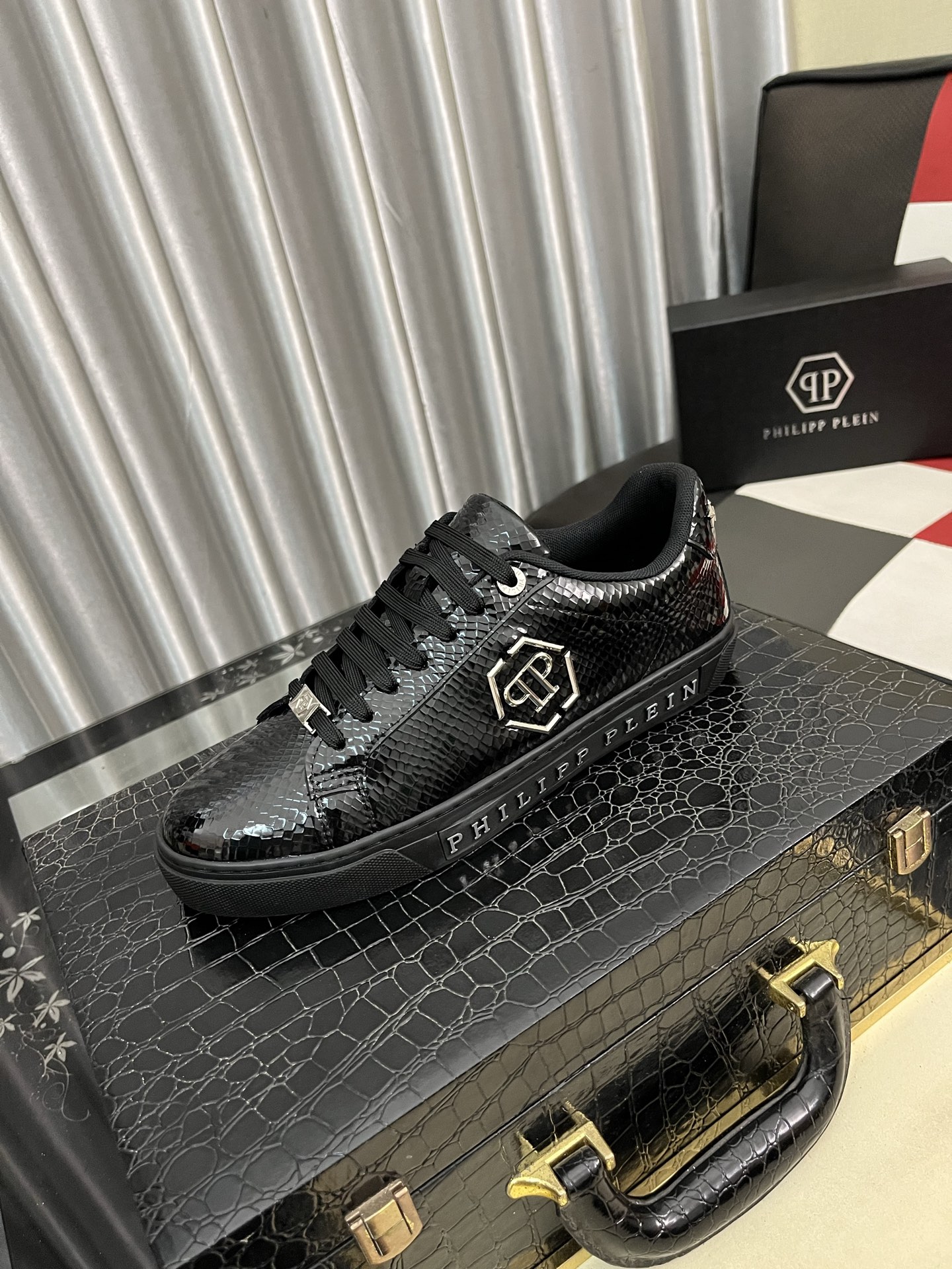 NO:347896,PP Philip original single quality. ~ Unique modern style sneakers. Casual shoes must-have for men. Italian imported original brand, imported original leather, Niuli (refuse to remove and polish the feet) sole factory special original sole, French lazy style design, foot fitting on the original single quality, super comfortable original sole. Just like the real thing is more beautiful. Number of 38-447 colors are available, PHILIPP PLEIN, sneakers19860909PP 菲利普 原单品质.～ 独特现代风运动鞋.休闲鞋潮男必备款 意大利进口原版品牌,进口原版皮,牛里（拒绝脱色磨脚）鞋底原厂特供原版底,法国懒人风格设计 贴脚 在贴原单品质 超舒服原版底 .就好像实物拍摄实物更赞 码数38-447色可选,,PHILIPP PLEIN,sneakers,Men's shoes