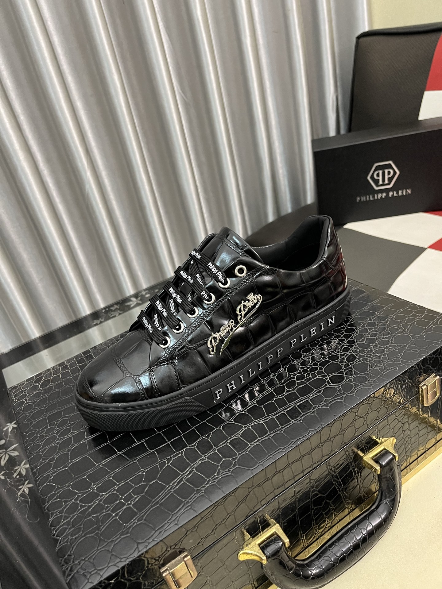 NO:347908,PP Philip original single quality. ~ Unique modern style sneakers. Casual shoes must-have for men. Italian imported original brand, imported original leather, Niuli (refuse to remove and polish the feet) sole original factory special original sole, French lazy style design, foot fitting on the original single quality, super comfortable original sole. Just like the real thing is more beautiful. Number of 38-443 colors are available, PHILIPP PLEIN, sneakers19860909PP 菲利普 原单品质.～ 独特现代风运动鞋.休闲鞋潮男必备款 意大利进口原版品牌,进口原版皮,牛里（拒绝脱色磨脚）鞋底原厂特供原版底,法国懒人风格设计 贴脚 在贴原单品质 超舒服原版底 .就好像实物拍摄实物更赞 码数38-443色可选,,PHILIPP PLEIN,sneakers,Men's shoes