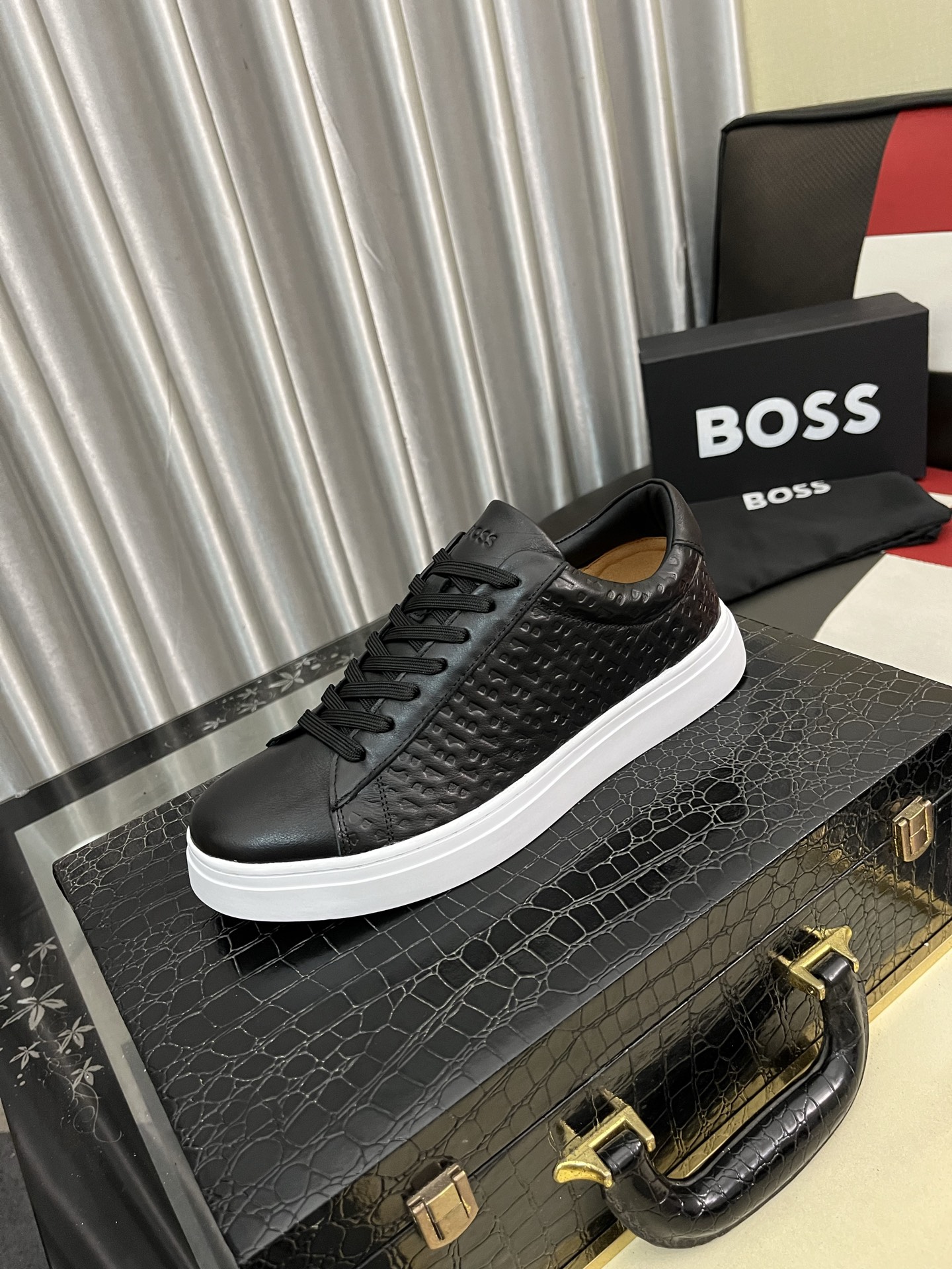 NO:348660,【BOOS】The original single-quality upper of men's casual shoes is imported calfskin, which is super breathable and comfortable, fine workmanship, high-end and atmospheric. It has a fashionable and classic shape. It has a foam transparent and wear-resistant sole, which is comfortable to wear, and deserves it. The number of sizes 38-442 colors is available, cowhide19860909【BOOS】男鞋休闲鞋原单品质鞋面采用进口小牛皮,超透气舒适内里做工精细,高端大气.有时尚典范造型.发泡透明耐磨大底,穿着舒适,值得拥有.码数38–442色可选,,cowhide,Men's shoes