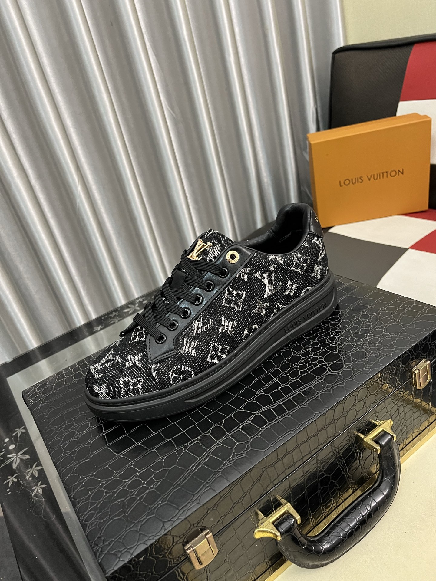 NO:349710,LV Louis Vuitton. The latest trendy shoes and casual shoes in physical store hit sizes 38-44. New products are comfortable for spring and summer imported custom original cowhide, unique jacquard fabric element design. Paired with sheepskin inner lining, Lv original bottom, [Sun] [Sun] high-end packaging high-quality details determine quality, and you can enter and exit the counter at will. Welcome to compare, louis vuitton, louis vuitton, cowhide, sheepskin19860909LV 路易威登.最新潮鞋休闲鞋实体店爆款38-44码. 新品春夏季舒适进口定制原版牛皮,独特提花面料元素设计.搭配羊皮内里,Lv原版底,[太阳][太阳]高端包装高品质细节决定品质、可随意进出专柜,欢迎对比,,louis vuitton,louis vuitton,cowhide,sheepskin,Men's shoes