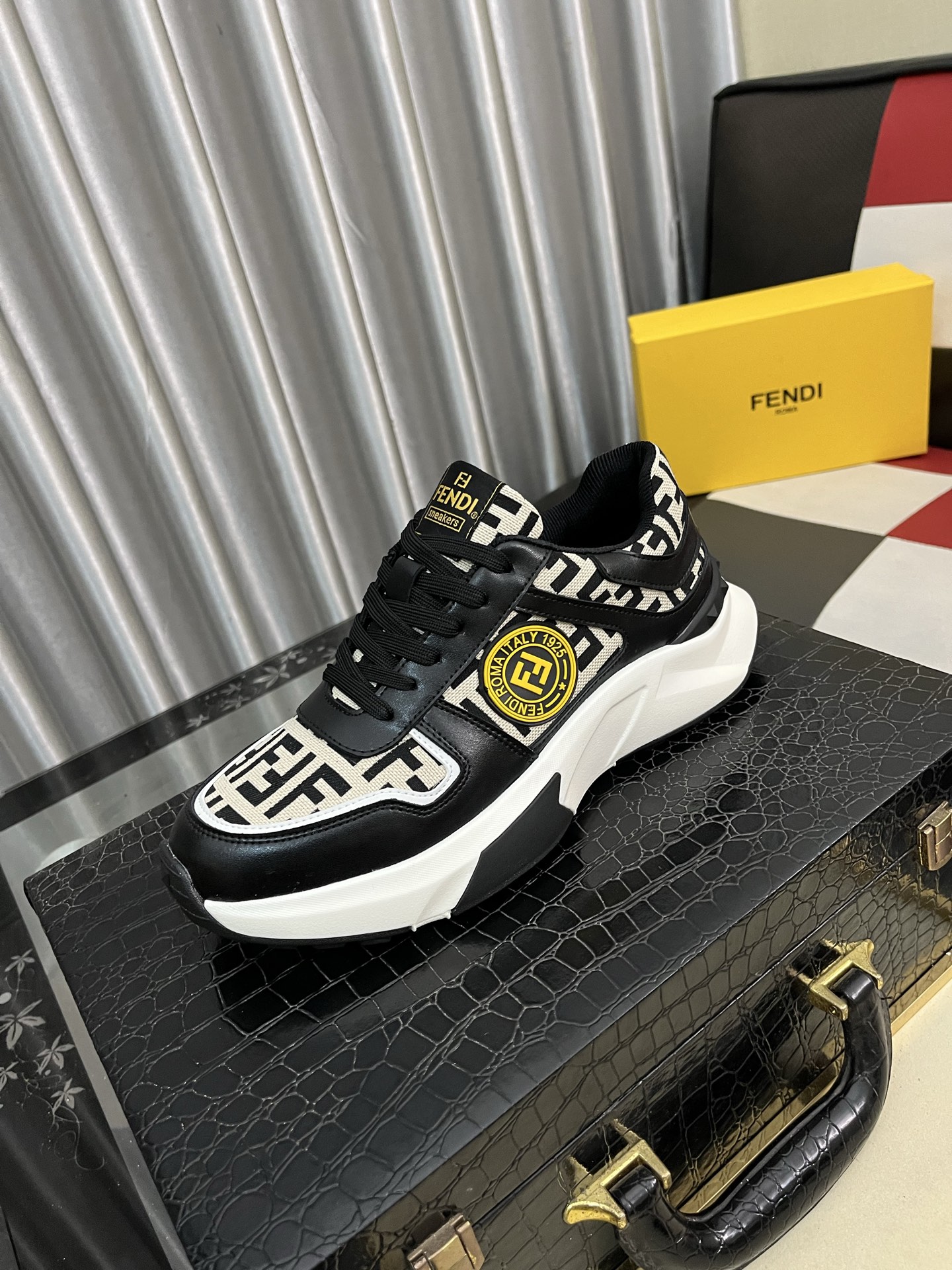 NO:349726,【Fendi FENDI】Original single quality. ~ Unique modern style sneakers. Casual shoes must-have for men. Italian imported original brand, imported original leather, Yangli (refuse to remove and polish the feet) sole original factory special original sole, French lazy style design, foot fitting on the original quality, super comfortable original sole. Just like the real thing is more beautiful. Number of 38-444 colors available, fendi, fendi, sneakers19860909【芬迪FENDI】原单品质.～ 独特现代风运动鞋.休闲鞋潮男必备款 意大利进口原版品牌,进口原版皮,羊里（拒绝脱色磨脚）鞋底原厂特供原版底,法国懒人风格设计 贴脚 在贴原单品质 超舒服原版底 .就好像实物拍摄实物更赞 码数38-444色可选,,fendi,fendi,sneakers,Men's shoes