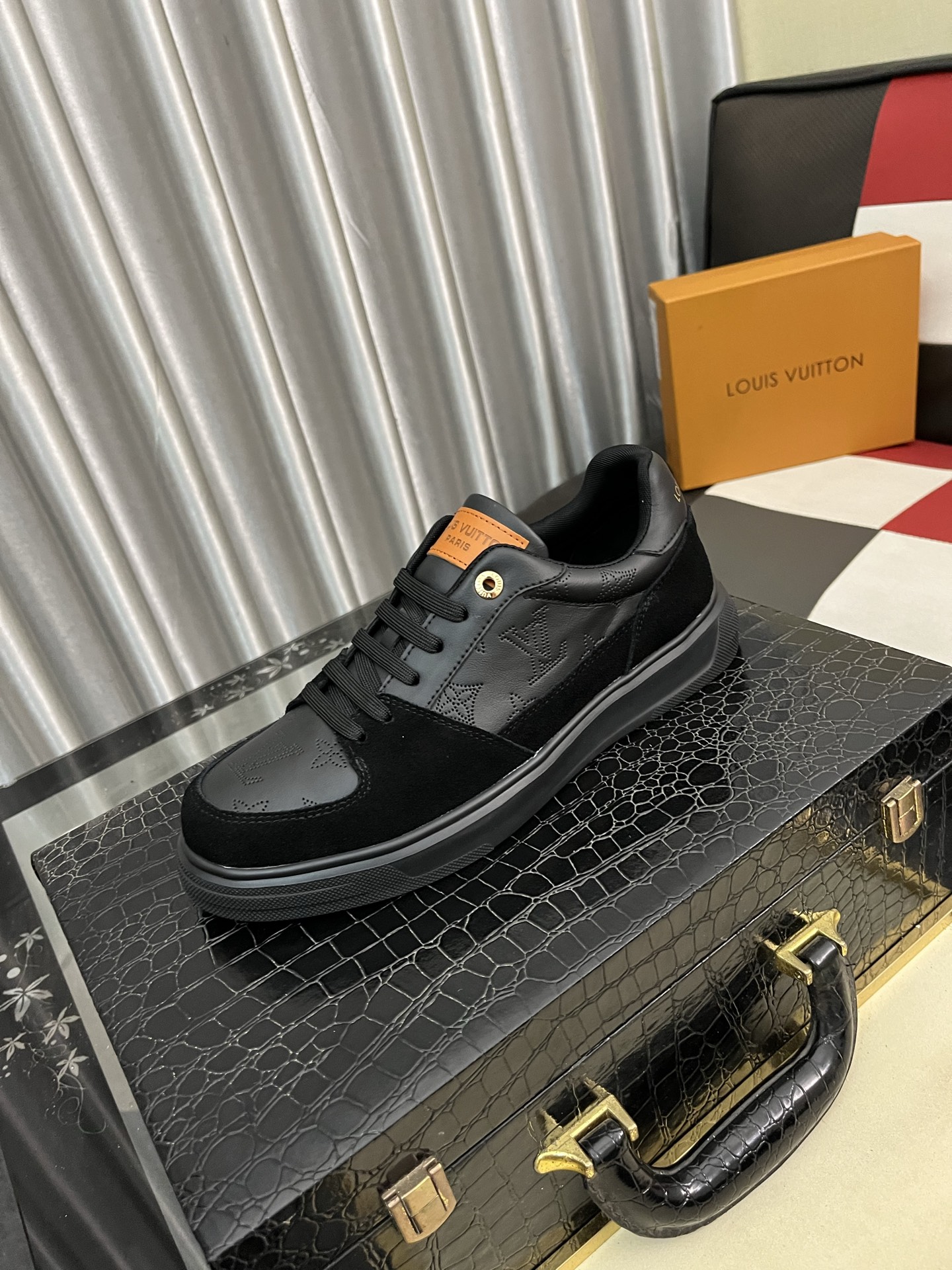 NO:356573,LV Louis Vuitton. The latest trendy shoes and casual shoes in physical store hit sizes 38-44. New products are comfortable for spring and summer imported custom original cowhide, unique jacquard fabric element design. Paired with sheepskin inner lining, Lv original bottom, [Sun] [Sun] high-end packaging high-quality details determine quality, and you can enter and exit the counter at will. Welcome to compare, louis vuitton, louis vuitton, cowhide, sheepskin19860909LV 路易威登.最新潮鞋休闲鞋实体店爆款38-44码. 新品春夏季舒适进口定制原版牛皮,独特提花面料元素设计.搭配羊皮内里,Lv原版底,[太阳][太阳]高端包装高品质细节决定品质、可随意进出专柜,欢迎对比,,louis vuitton,louis vuitton,cowhide,sheepskin,Men's shoes