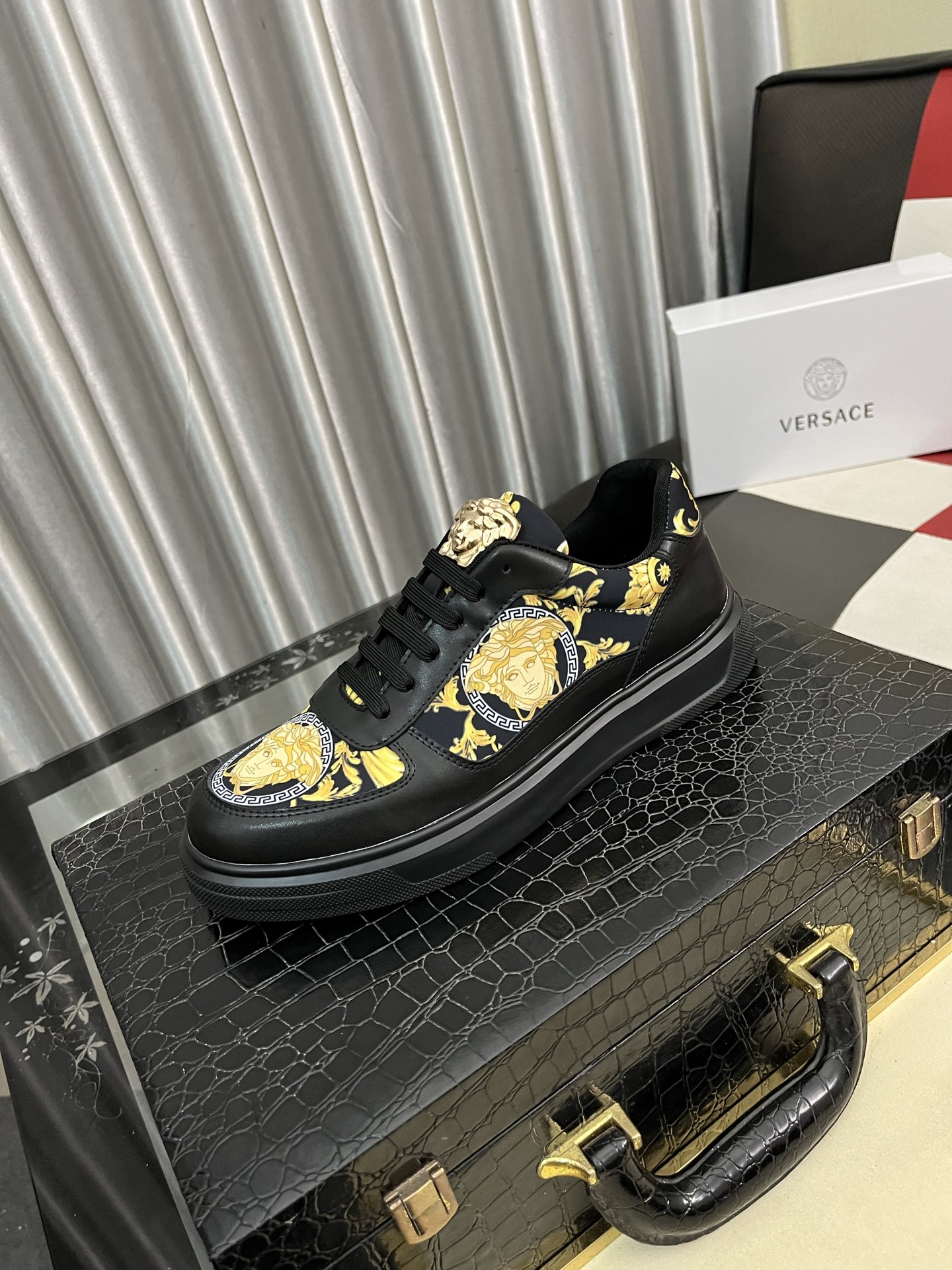 NO:356605,【versace】Versace’s latest model is carefully crafted and has aroused the whole audience!  The international brand is constantly innovating. This men's four-season casual shoes, cowhide upper sheepskin inner rubber non-slip sole, breathable and comfortable to speak with quality. Number of sizes 38-442 colors are available, versace, versace, cowhide, sheepskin19860909【versace】范思哲最新款精心打造,引爆全场！不断创新的国际品牌 此款男士四季款休闲鞋,牛皮鞋面羊皮内里橡胶防滑大底,透气舒适以质量说话 码数38-442色可选,,versace,versace,cowhide,sheepskin,Men's shoes