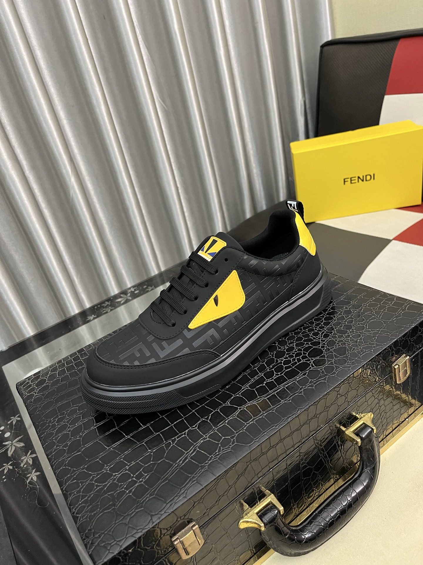 NO:356617,Fendi original imported cowhide casual sports casual shoes imported original towels developed in season, original imported wear-resistant cowhide sole; after countless adjustments, the original version has been adjusted to achieve such a perfect effect, size number, men's 38-442 colors available, fendi, cowhide19860909芬迪 原板进口牛皮休闲运动休闲鞋进口原版毛巾里季开发,原版进口耐磨牛皮大底；经历无数次调整,才调整出原版一样如此完美的效果,码数 男38-442色可选,,fendi,cowhide,Men's shoes