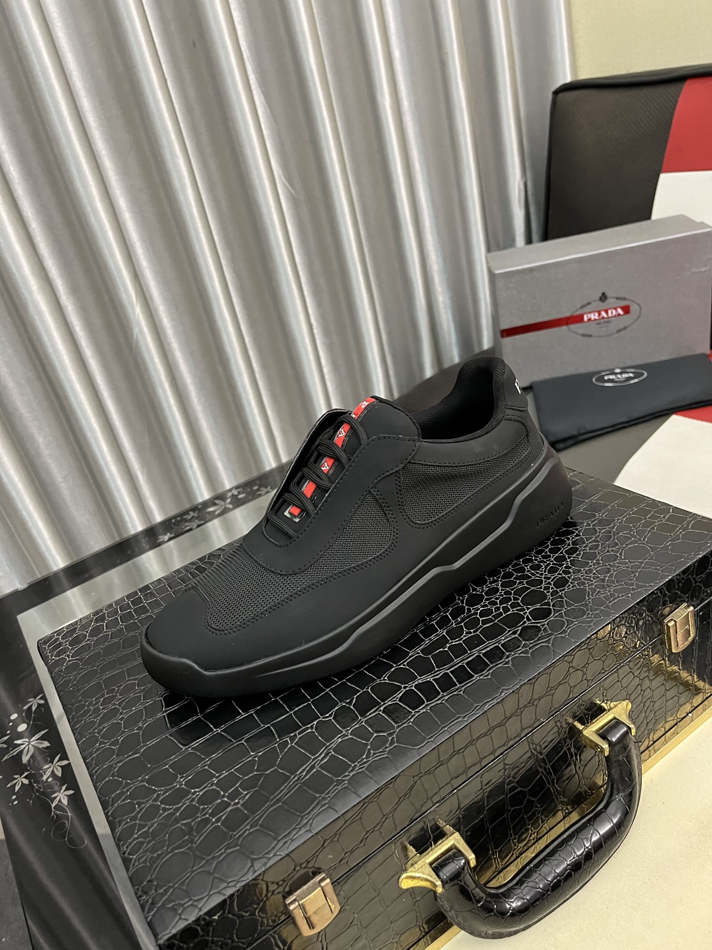 NO:355806,[Prada ~] Men's casual shoes are available simultaneously in 2025z cabinet. Size: 38-44 # 3 color uppers are made of multi-material spliced ​​leather inner lining, comfortable and breathable, original sole is comfortable and wear-resistant, real-life shooting is even better, prada19860909【普拉达～】男士休闲鞋 2025z柜同步发售 码数:38-44 # 3个颜色鞋面选用多材质拼接真皮内里,舒适透气,鞋底原版舒适耐磨大底,实物拍摄实物更赞,,prada,Men's shoes