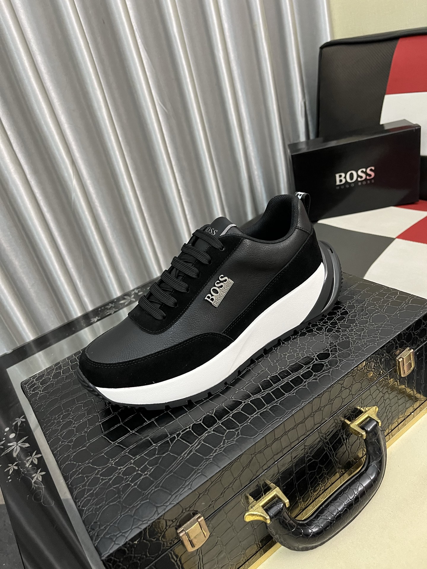 NO:355828,【BOOS】The original single-quality upper of men's casual shoes is imported calfskin, which is super breathable and comfortable, fine workmanship, high-end and atmospheric. It has a fashionable and classic shape. It has a foam transparent and wear-resistant sole, which is comfortable to wear, and deserves to have it. The number of sizes 38-443 colors available, cowhide19860909【BOOS】男鞋休闲鞋原单品质鞋面采用进口小牛皮,超透气舒适内里做工精细,高端大气.有时尚典范造型.发泡透明耐磨大底,穿着舒适,值得拥有.码数38–443色可选,,cowhide,Men's shoes
