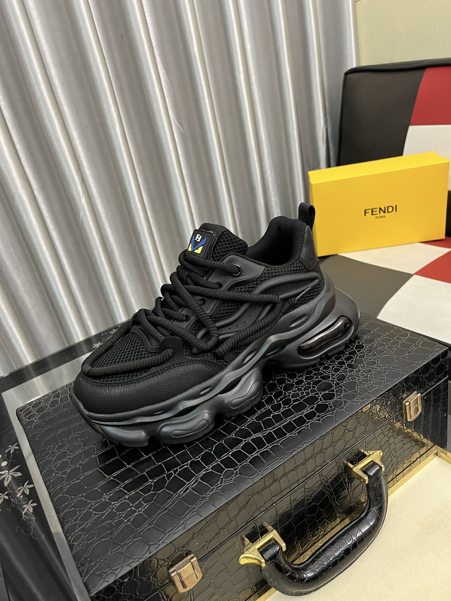 NO:352837,【Fendi FENDI】Original single quality. ~ Unique modern style sports shoes. Benefits for casual men. Italian imported original brand, imported original leather, Yangli (refuse to remove and polish the feet) sole original factory special original sole, French lazy style design, foot fitting on the original single quality, super comfortable original sole. Just like the real thing is more beautiful, 38-44,,fendi,fendi,sneakers19860909【芬迪FENDI】原单品质.～ 独特现代风运动鞋.休闲鞋潮男必备款 意大利进口原版品牌,进口原版皮,羊里（拒绝脱色磨脚）鞋底原厂特供原版底,法国懒人风格设计 贴脚 在贴原单品质 超舒服原版底 .就好像实物拍摄实物更赞 ,码数38-44,,fendi,fendi,sneakers,Men's shoes