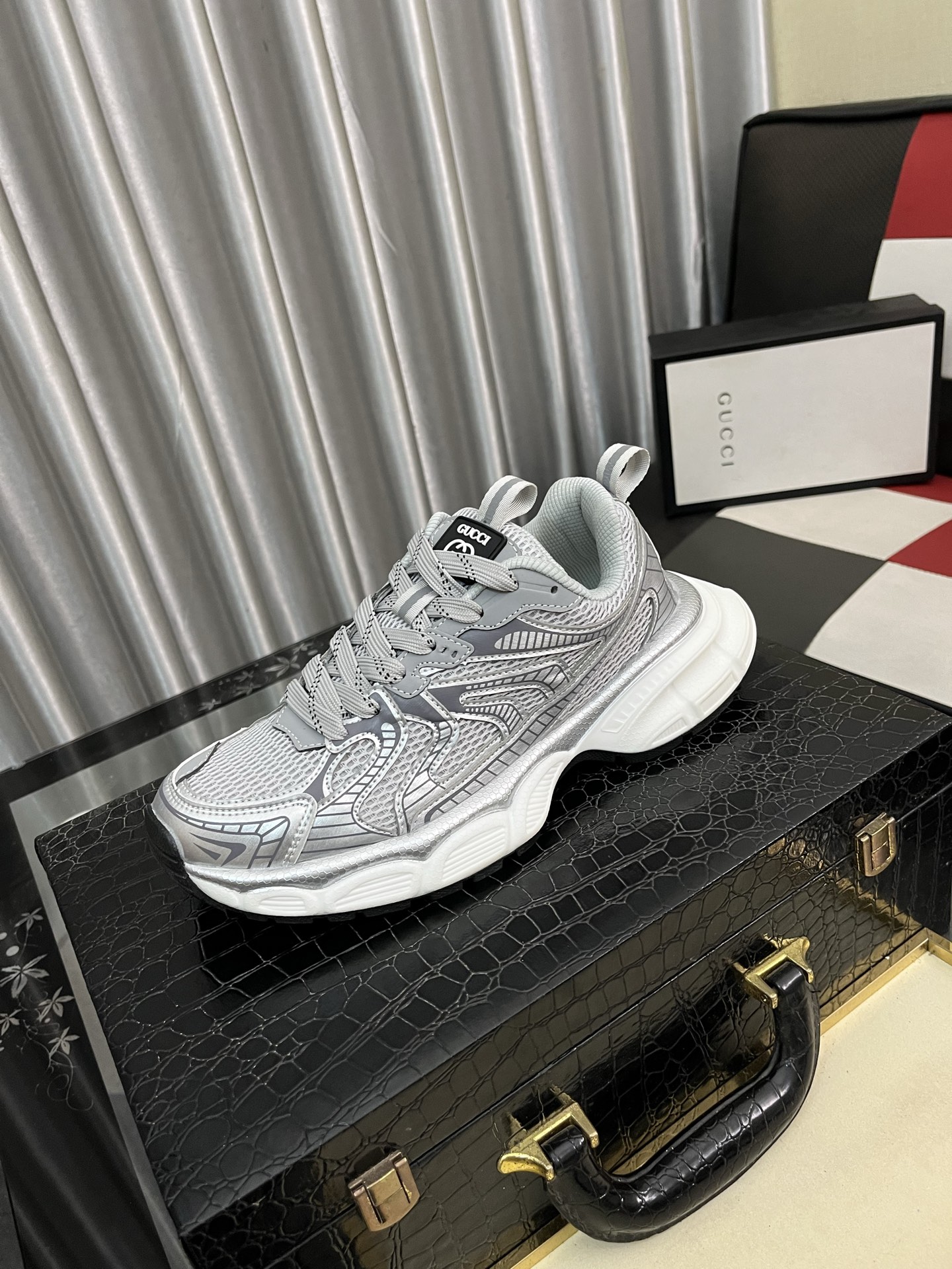 NO:352850,Gucci original single quality. ~ Unique modern style sports shoes. Casual shoes must-have for men. Italian imported original brand, imported original leather, Yangli (refuse to remove and polish the feet) sole factory special supply original sole, French lazy style design, foot fitting on the original quality, size 38-442 colors available, gucci, sneakers19860909古奇Gucci原单品质.～ 独特现代风运动鞋.休闲鞋潮男必备款 意大利进口原版品牌,进口原版皮,羊里（拒绝脱色磨脚）鞋底原厂特供原版底,法国懒人风格设计 贴脚 在贴原单品质 码数38-442色可选,,gucci,sneakers,Men's shoes