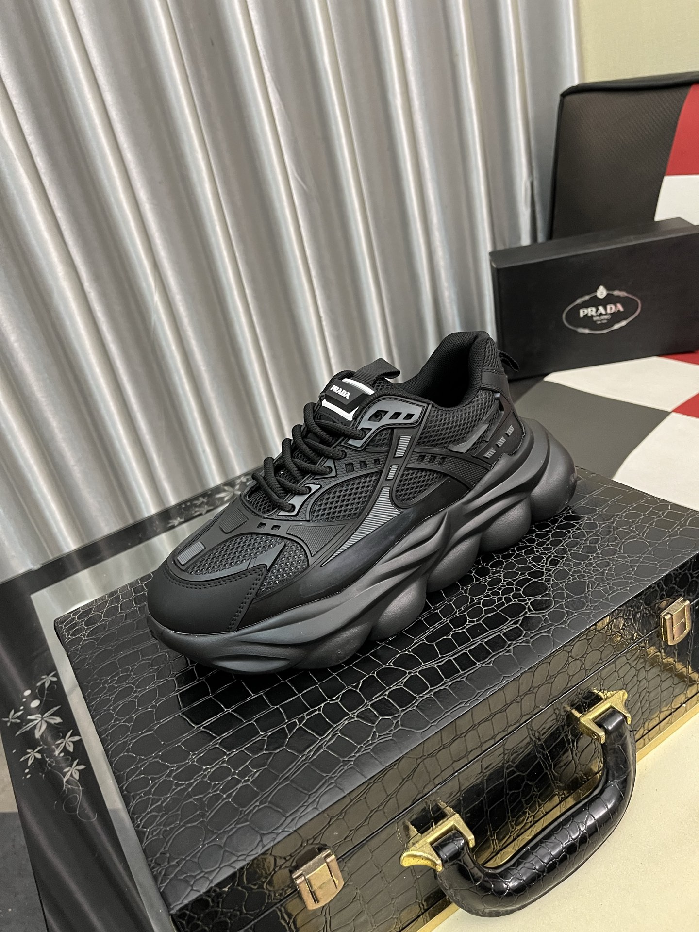 NO:352866,Prad* Prad* 2025 spring and summer new high-end men's sneakers. This sneaker is casual and versatile. It is made of imported cowhide, imported sheepskin lining, lightweight foamed sole, and the foot feels very comfortable. It uses soft and simple lines to outline a sporty silhouette. The sole is light and stable, with the iconic enameled triangle metal logo, and the tongue is decorated with an embossed silk screen printed logo, showing a unique charm. Size38-442 colors are available, prada, prada, sneakers, cowhide, sheepskin19860909Prad*普拉达2025春夏新品男士高端运动鞋,这款运动鞋休闲百搭,选用进口牛皮打造,进口羊皮内里,轻质发泡大底,脚感非常舒适,运用柔和简洁的线条勾勒出运动风廓形.鞋底轻盈而稳固,带有标志性的涂珐琅三角形金属徽标,鞋舌饰有压花效果丝网印花徽标,彰显别具一格的魅力. Size38-442色可选,,prada,prada,sneakers,cowhide,sheepskin,Men's shoes