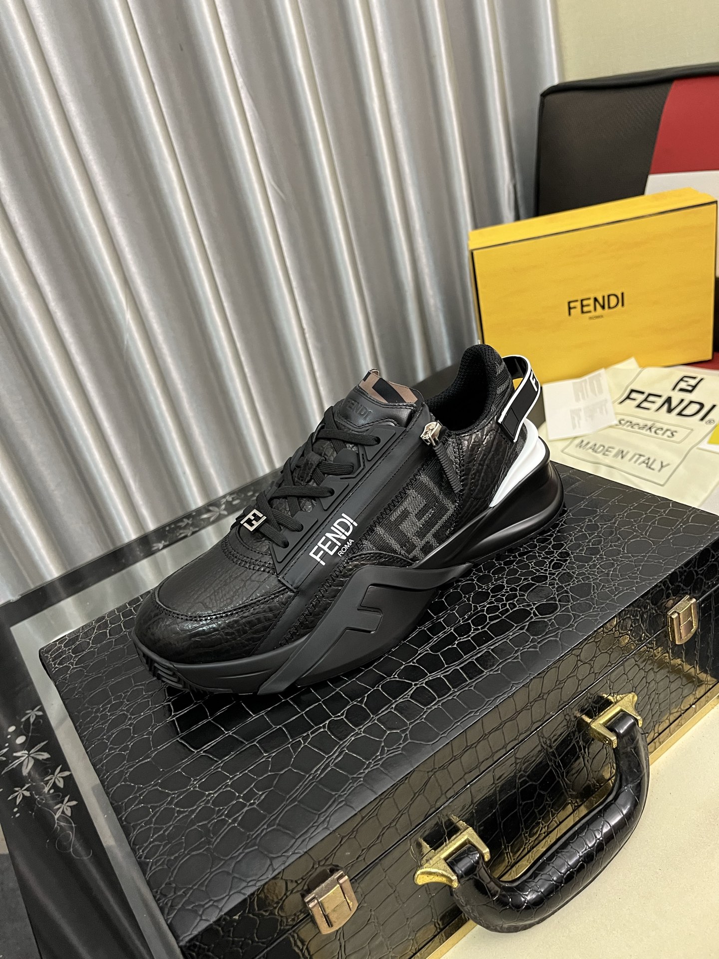 NO:352884,FEND* — Fendi Flow Men's casual sneakers, paired with elastic bands, side zippers, corrugated sole engraved with F. The heel is decorated with embossed Fendi Flow. High-tech fabric and a blend of blue and leather. Decorative Lycra details. FF pattern tongue. Ultra-light wear-resistant EVA sole. Size 38-44,,fendi,fendi,fendi,sneakers19860909FEND* — 芬迪 芬家Flow 男士休闲运动鞋,搭配松紧带、侧拉链,刻有F的波纹鞋底.鞋跟饰有凸纹Fendi Flow字样.高科技布料及蓝色和真皮混合材质.装饰Lycra细节.FF图案鞋舌.超轻耐磨EVA鞋底. 码数38-44,,fendi,fendi,fendi,sneakers,Men's shoes