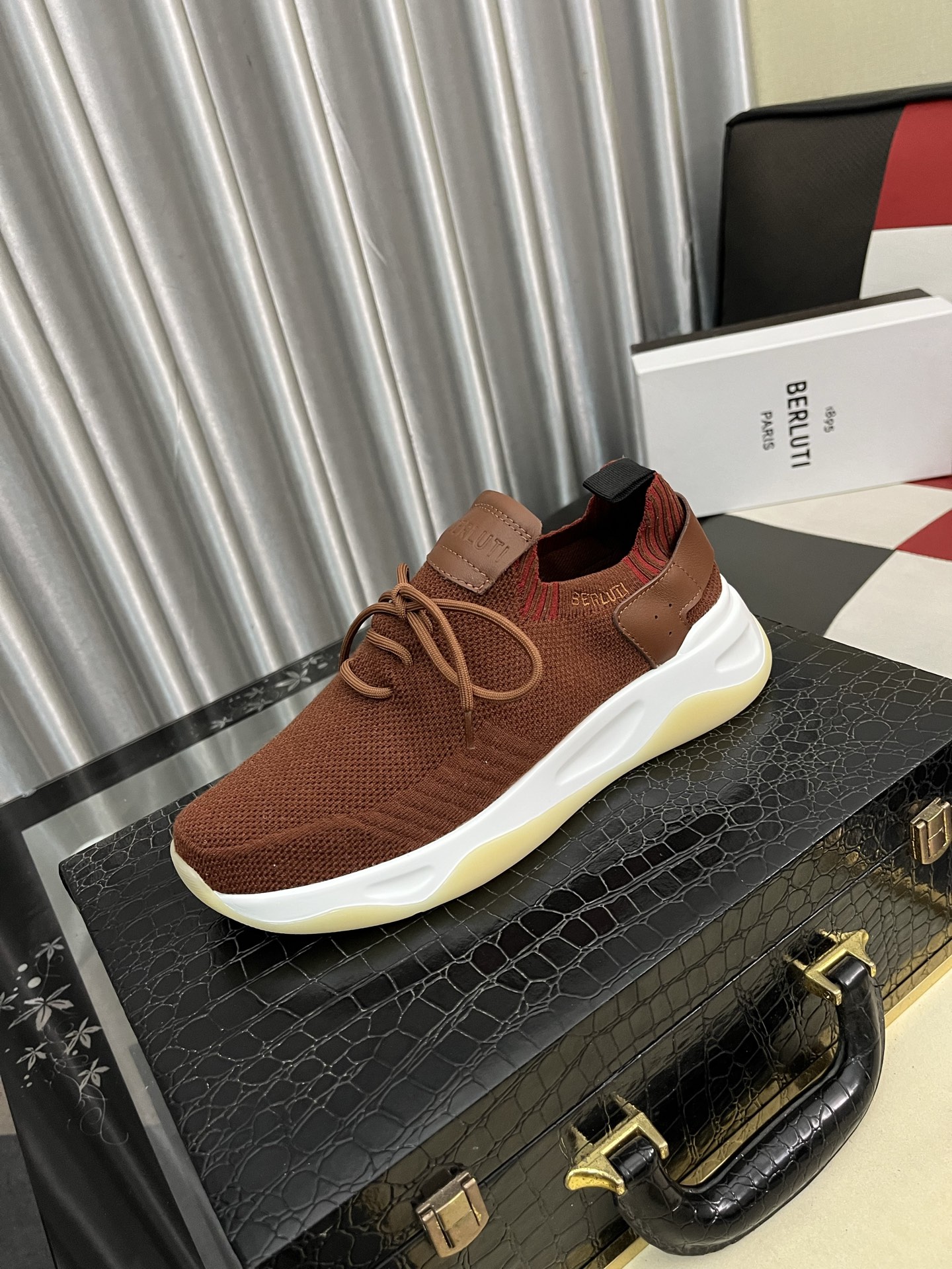 NO:352929,Berlui/Bruti Bruti hand-painted casual leather shoes, imported special cowhide surface polishing effect, combined with genuine leather laser engraving pattern, showing luxurious craftsmanship, special mold rubber sole for cowhide inner lining, special for upper laser brand, plain toe style design, simple and elegant, shoe tongue 1895 logo badge details Size38-44,,cowhide19860909Berlui/布鲁缇布鲁提手工擦色休闲皮鞋,进口专用牛皮面擦色效果,配合真皮镭射雕刻图案 尽显奢华工艺 牛皮内里专用模具橡胶大底 鞋面雷射品牌专用 素面鞋头风格设计 简约不失气质 鞋舌1895logo徽章细节  Size38-44,,cowhide,Men's shoes