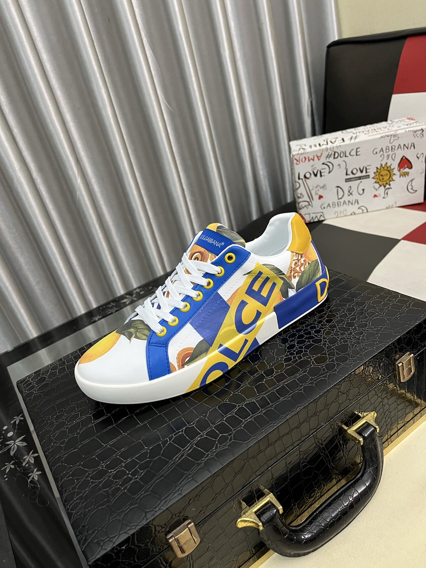 NO:352955,【DG】The latest official website casual and men's shoes are imported single-quality imported cowhide leather splicing and sheep [Deyi] On the material workmanship is better than the highest quality shipment of all versions in the market. The real shot is, the imported fabric highlights the unique charm of the brand's shoelaces are also original customized classic lace shoes. It is very comfortable to wear, size 35-46, cowhide19860909【DG】最新官网休闲、男鞋原单品质进口头层牛皮拼接搭配羊里[得意]论材料做工完胜市场所有版本最高品质出货 实物拍摄,面料进口凸显品牌独特魅力鞋带也是原版定制经典系带款鞋 上脚十分舒适 、码数35-46,,cowhide,Men's shoes