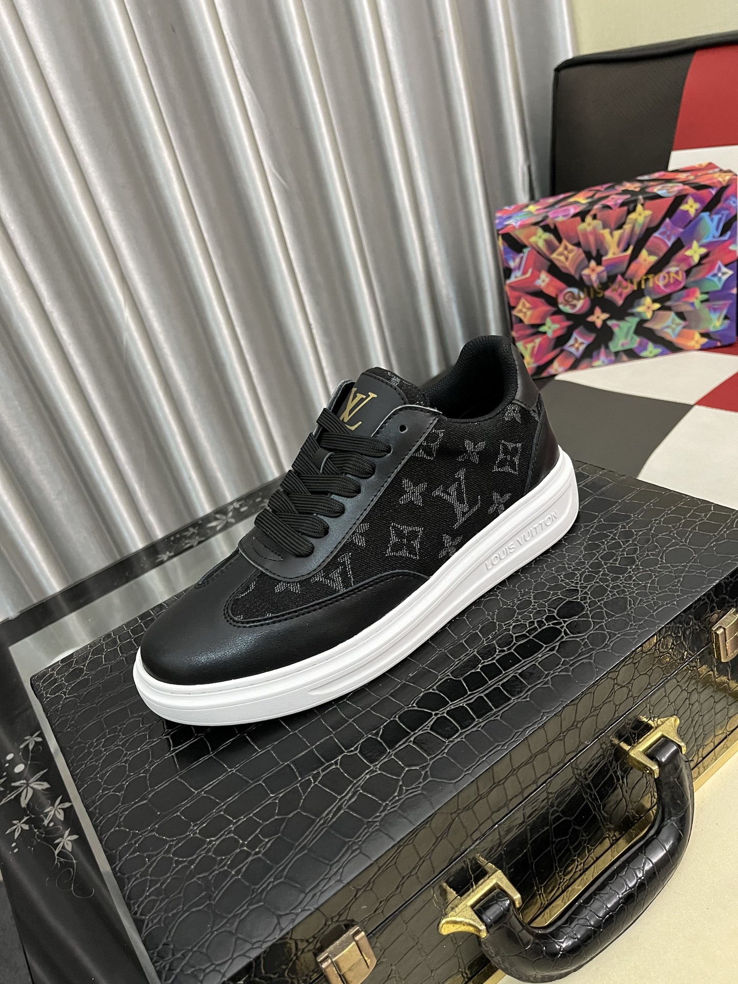 NO:355305,Louis vuitton/LV Louis Vuitton 》Original single quality. ~ Unique modern style sneakers. Casual shoes must-have for men. Italian imported original brand, imported original leather, Yangli (refuse to remove and polish the feet) sole original factory special original sole, French lazy style design, foot fitting on the original quality, super comfortable original sole. 38-445 colors available,,louis vuitton,louis vuitton,louis vuitton,sneakers19860909Louis vuitton/LV 路易威登 》原单品质.～ 独特现代风运动鞋.休闲鞋潮男必备款 意大利进口原版品牌,进口原版皮,羊里（拒绝脱色磨脚）鞋底原厂特供原版底,法国懒人风格设计 贴脚 在贴原单品质 超舒服原版底 .码数38-445色可选,,louis vuitton,louis vuitton,louis vuitton,sneakers,Men's shoes