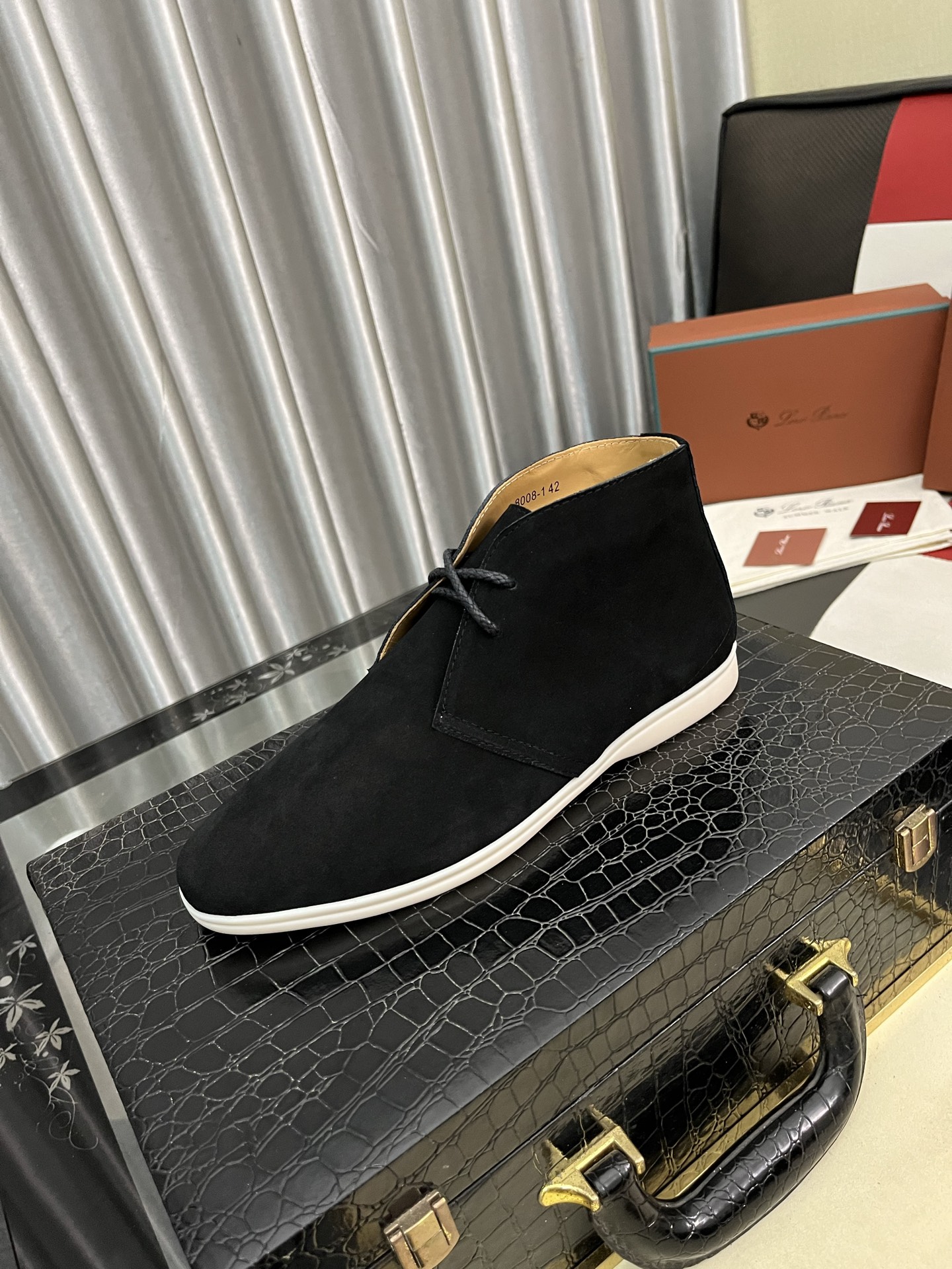 NO:355317,Lor* Pian* —Nuoyou Pianya LP classic jogging shoes, men's lace-up casual shoes and sneakers, original imported calfskin, original sheepskin inner. It is available for outdoor casual, the color matching is young and energetic, and it is great with sportswear or casual suits!  38-443 colors available, loro piana, sneakers, business suit, cowhide, sheepskin19860909Lor* Pian* —诺优翩雅 LP 经典款慢跑鞋,男士系带休闲鞋运动鞋,原版进口小牛皮,原版羊皮内里.户外休闲均可,配色年轻又有活力,搭配运动装或休闲西装都超赞！ 码数38-443色可选,,loro piana,sneakers,business suit,cowhide,sheepskin,Men's shoes