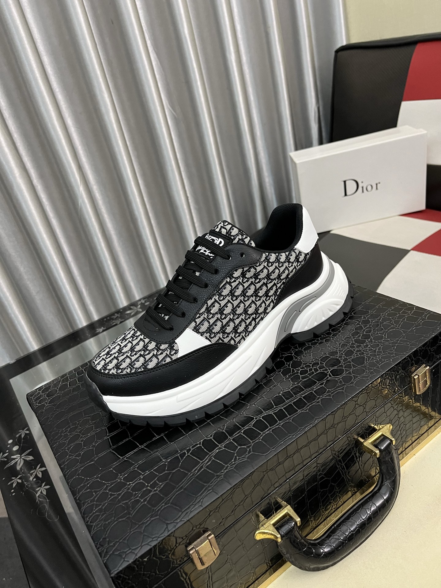 NO:355350,Dior unique modern style sneakers. Counter purchasing casual leather shoes. Italian imported original cowhide Niuli (refuse to remove color and grind feet) soles are originally supplied with original soles, super cool. All lace-up and walk with style design. Size 38-443 colors are available, dior, sneakers, cowhide19860909迪奥 独特现代风运动鞋.专柜代购休闲皮鞋 意大利进口原版牛皮 牛里（拒绝脱色磨脚）鞋底原厂特供原版底,超酷 系带走路都带风风格设计 码数38-443色可选,,dior,sneakers,cowhide,Men's shoes