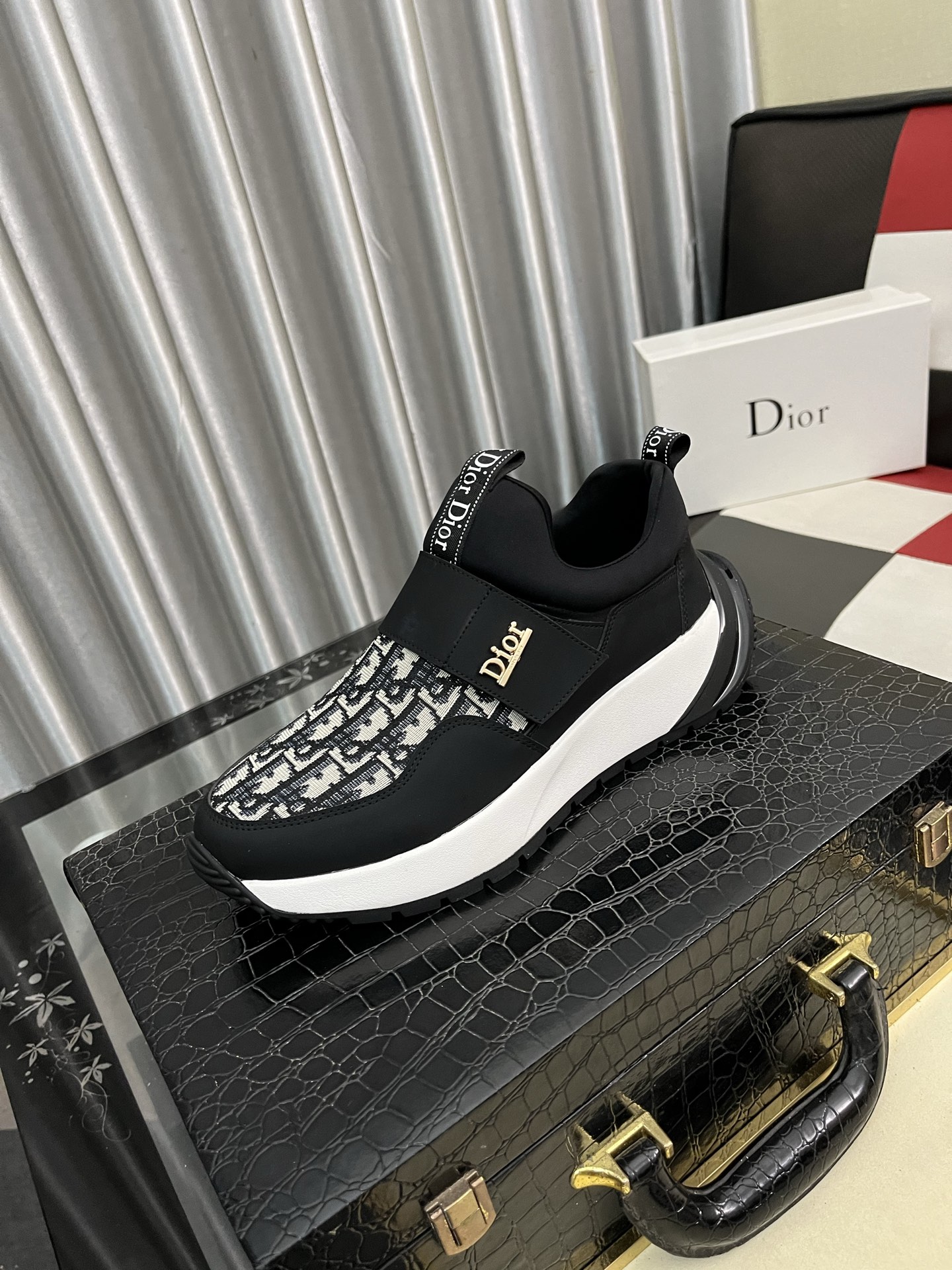 NO:355365,Dior unique modern style sneakers. Counter purchasing casual leather shoes. Italian imported original cowhide Niuli (refuse to remove color and grind feet) soles are originally specially supplied with original soles, super cool. All lace-up and walk with style design. Size 38-442 colors are available, dior, sneakers, cowhide19860909迪奥 独特现代风运动鞋.专柜代购休闲皮鞋 意大利进口原版牛皮 牛里（拒绝脱色磨脚）鞋底原厂特供原版底,超酷 系带走路都带风风格设计 码数38-442色可选,,dior,sneakers,cowhide,Men's shoes