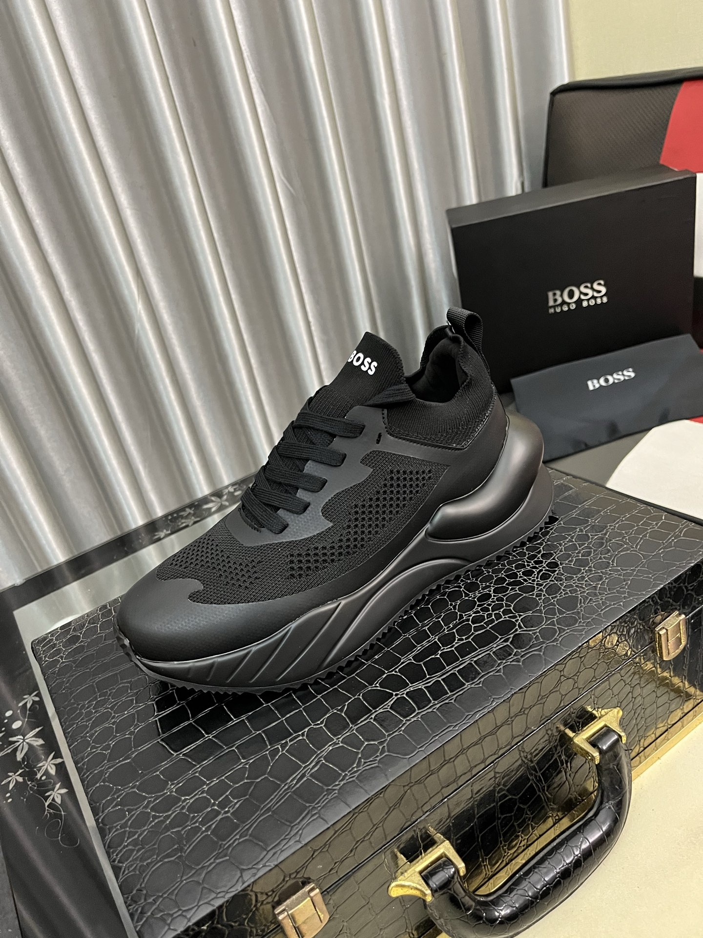 NO:355868,【BOOS】The original single-quality upper of men's casual shoes is imported calfskin, which is super breathable and comfortable, fine workmanship, high-end and atmospheric. It has a fashionable and classic shape. It has a foam transparent and wear-resistant sole, which is comfortable to wear, and deserves to have it. The number of sizes 38-445 colors available, cowhide19860909【BOOS】男鞋休闲鞋原单品质鞋面采用进口小牛皮,超透气舒适内里做工精细,高端大气.有时尚典范造型.发泡透明耐磨大底,穿着舒适,值得拥有.码数38–445色可选,,cowhide,Men's shoes