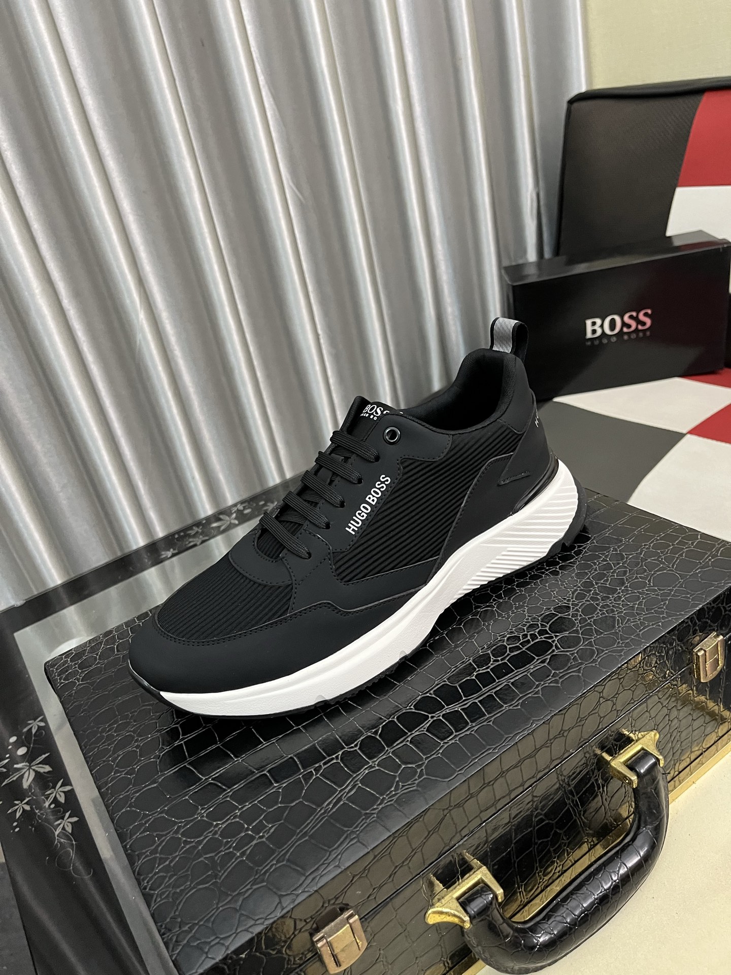 NO:355890,【BOOS】The original single-quality upper of men's casual shoes is imported calfskin, which is super breathable and comfortable, fine workmanship, high-end and atmospheric. It has a fashionable and classic shape. It has a foam transparent and wear-resistant sole, which is comfortable to wear, and deserves to have it. The number of sizes 38-443 colors available, cowhide19860909【BOOS】男鞋休闲鞋原单品质鞋面采用进口小牛皮,超透气舒适内里做工精细,高端大气.有时尚典范造型.发泡透明耐磨大底,穿着舒适,值得拥有.码数38–443色可选,,cowhide,Men's shoes