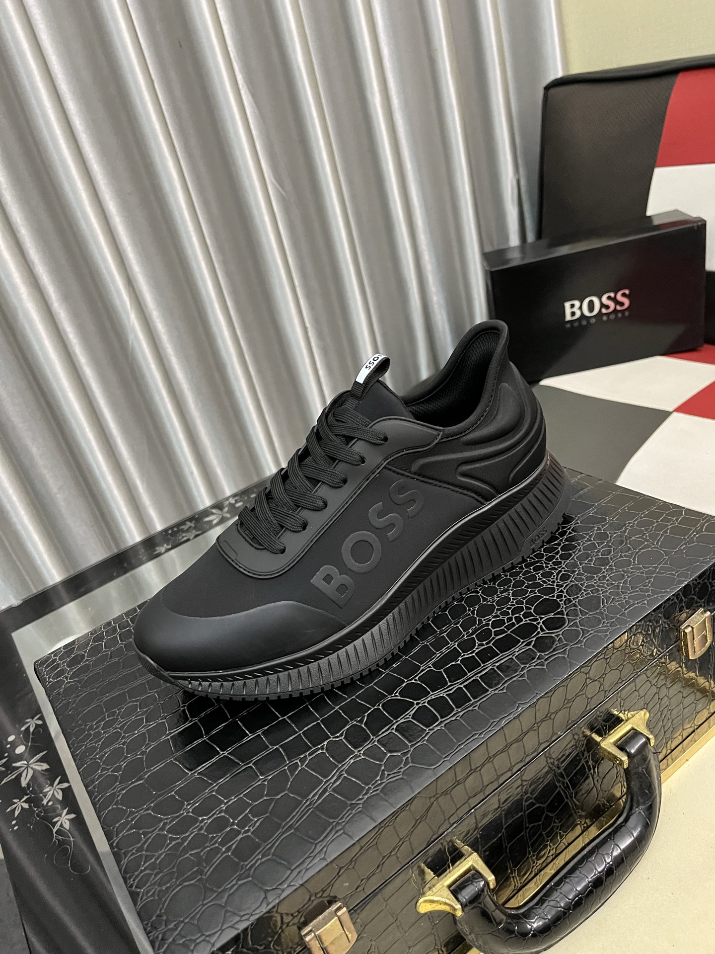 NO:355921,【BOOS】The original single-quality upper of men's casual shoes is imported calfskin, which is super breathable and comfortable, fine workmanship, high-end and atmospheric. It has a fashionable and classic shape. It has a foam transparent and wear-resistant sole, which is comfortable to wear, and deserves to have it. The number of sizes 38-444 colors available, cowhide19860909【BOOS】男鞋休闲鞋原单品质鞋面采用进口小牛皮,超透气舒适内里做工精细,高端大气.有时尚典范造型.发泡透明耐磨大底,穿着舒适,值得拥有.码数38–444色可选,,cowhide,Men's shoes