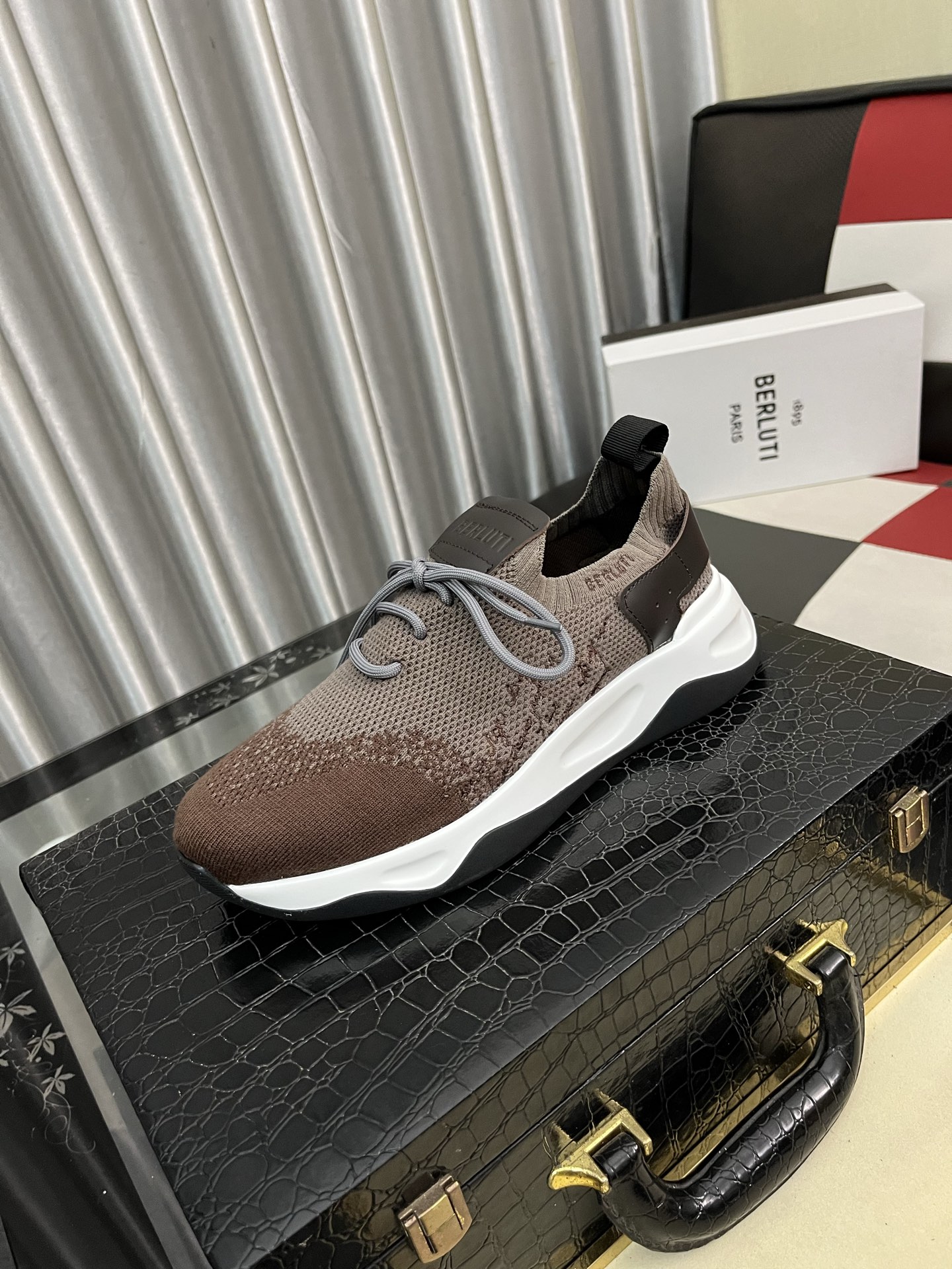 NO:356973,Berlui/Bruti Bruti hand-painted casual leather shoes, imported special cowhide surface polishing effect, combined with genuine leather laser engraving pattern, showing luxurious craftsmanship, special mold rubber sole for cowhide inner lining, special for upper laser brand, plain toe style design, simple and elegant, shoe tongue 1895 logo badge details Size38-44,,cowhide19860909Berlui/布鲁缇布鲁提手工擦色休闲皮鞋,进口专用牛皮面擦色效果,配合真皮镭射雕刻图案 尽显奢华工艺 牛皮内里专用模具橡胶大底 鞋面雷射品牌专用 素面鞋头风格设计 简约不失气质 鞋舌1895logo徽章细节  Size38-44,,cowhide,Men's shoes