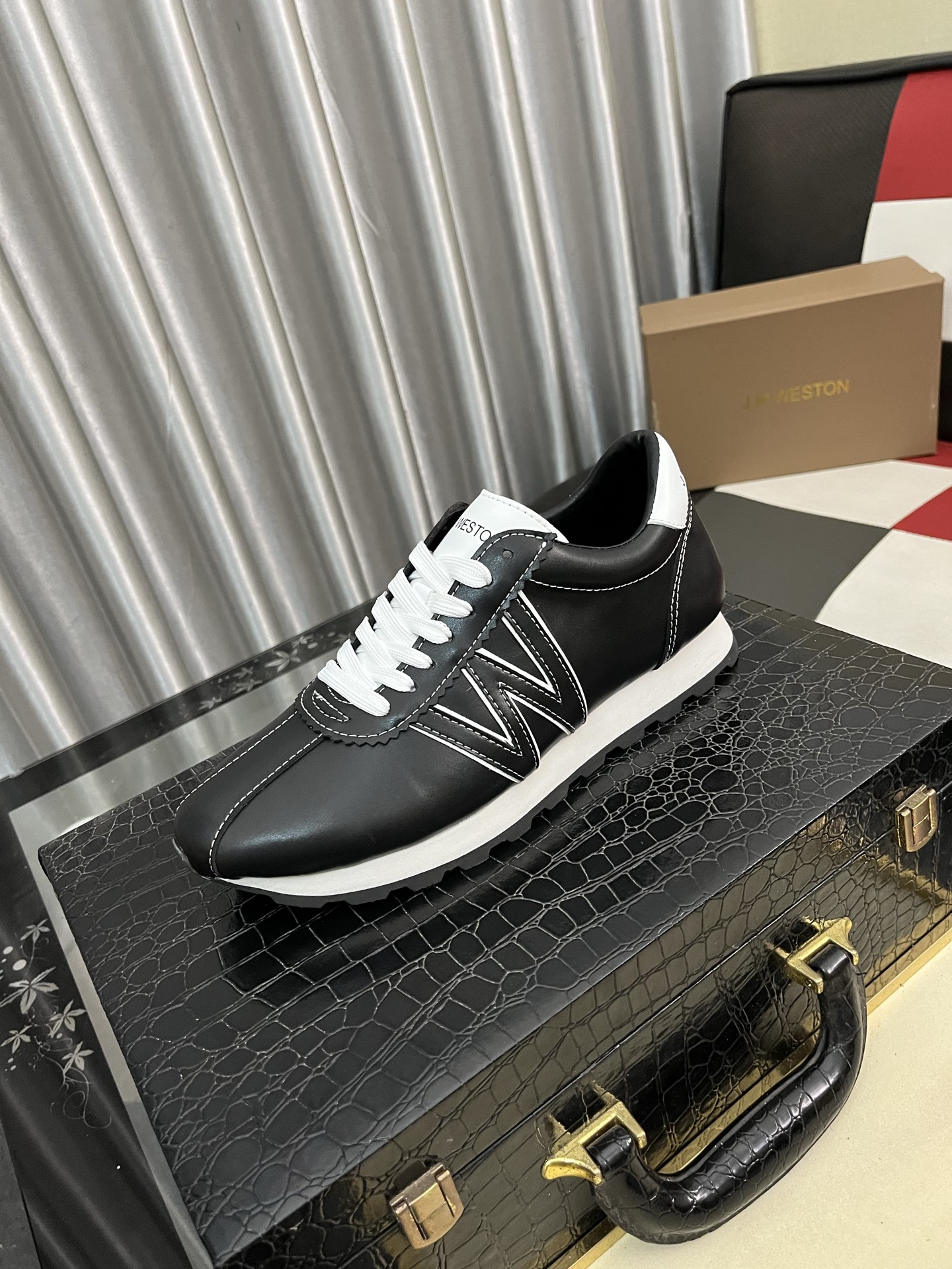 NO:356986,JMWESTON men's lace-up leather shoes | Fabrics are made of imported cowhide | high-end and delicate | velvet-like soft leather highlights the design of the shoe | Light and inspirational production structure brings a comfortable foot experience | Breathable cowhide inner | Imported cowhide Oxford combination sole Size38-46,,cowhide19860909JM威士顿JMWESTON男士系带皮鞋｜面料采用进口牛皮｜高档细腻｜如天鹅绒一般柔软的皮革突出鞋子的设计｜轻盈而灵感的制作结构则带来舒适之至的足下体验｜透气牛皮内里｜进口牛皮牛津组合大底 Size38-46,,cowhide,Men's shoes