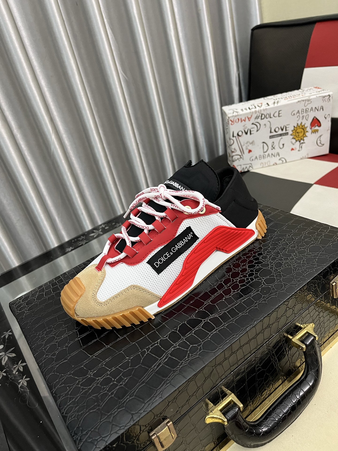 NO:357041,New Dolce & Gabbana/top original single DG heavy industry series, new casual and fashionable shoes have simple and atmospheric styles, fashionable and elegant. Original imported calfskin, comfortable sheepskin lining. Exquisite and luxurious, super A-level!  Size36-46, Dolce & Gabbana, cowhide, sheepskin19860909新款Dolce＆Gabbana/顶级原单DG重工系列,新款休闲时尚鞋版型简洁大气,时尚专属时尚又大方.原版进口小牛皮,舒适的羊皮内里.精致奢华,超A级别！版型对比,丝毫不差Size36-46,,Dolce&Gabbana,cowhide,sheepskin,Men's shoes