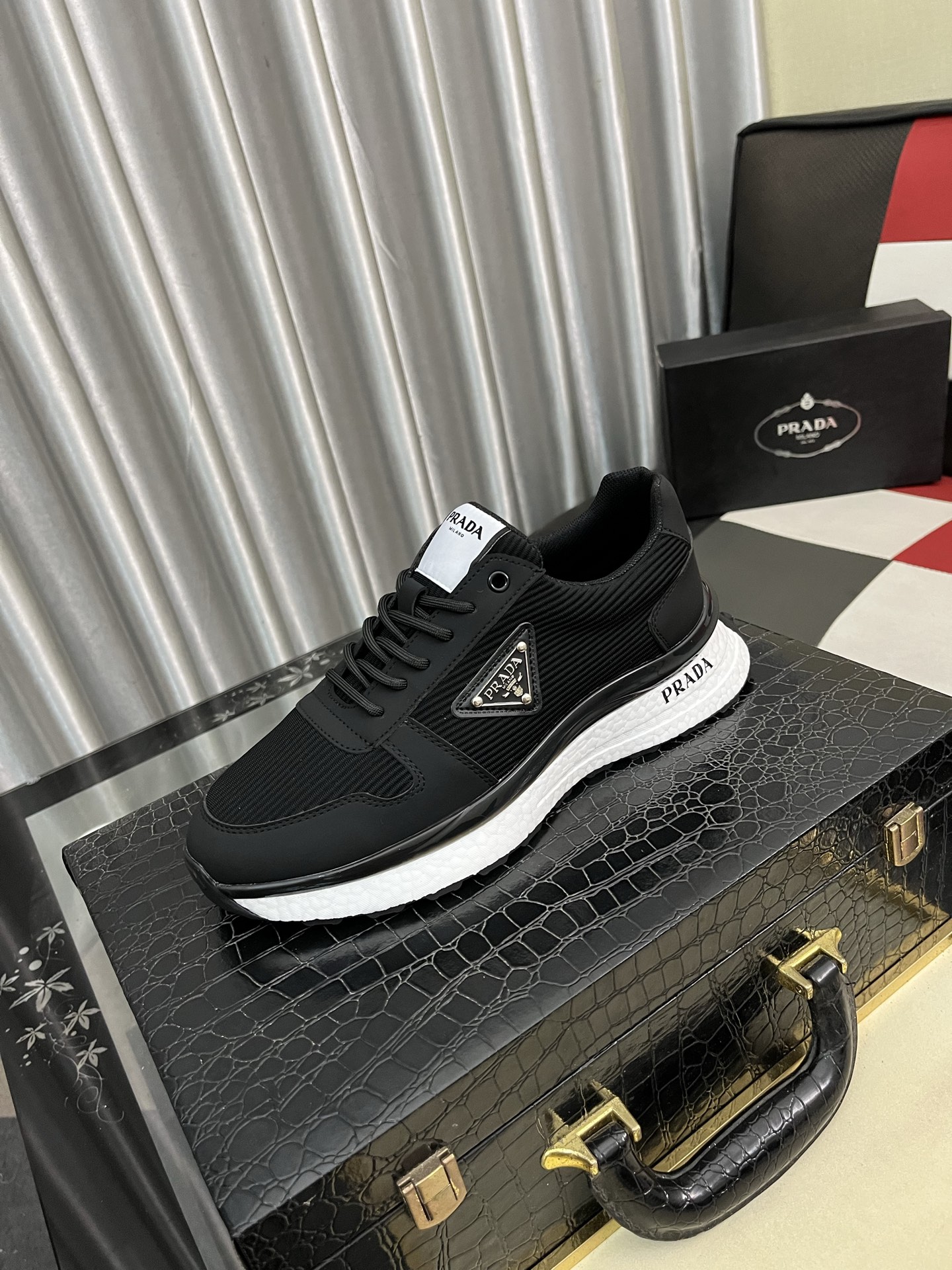 NO:532584,Prada/Prada Men's new casual shoes. The upper of this sneaker uses imported calfskin spliced ​​breathable mesh, breathable mesh inner lining. The foot pad sheepskin is used, and the sole is an anti-slip sports exclusive rubber sole with logo. It has a good feeling for the feet and is fashionable and fashionable!  Size38-44 4 colors available, prada, prada, sneakers, cowhide, sheepskin19860909Prada/普拉达 男士新款休闲鞋,这款运动鞋鞋面采用进口小牛皮拼接透气网面,透气网面内里.垫脚羊皮,大底采用防滑运动专属带logo橡胶大底,上脚脚感很好,洋气时髦单品！Size38-44 4色可选,,prada,prada,sneakers,cowhide,sheepskin,Men's shoes