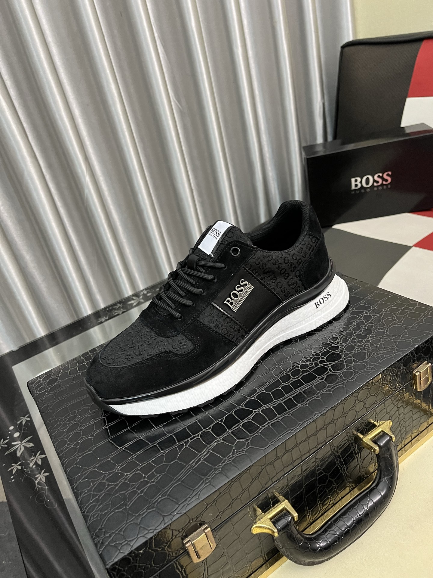 NO:532591,【BOOS】The original single-quality upper of men's casual shoes is imported calfskin, which is super breathable and comfortable, fine workmanship, high-end and atmospheric. It has a fashionable and classic shape. It has a foam transparent and wear-resistant sole, which is comfortable to wear, and deserves to have it. The number of sizes 38-443 colors available, cowhide19860909【BOOS】男鞋休闲鞋原单品质鞋面采用进口小牛皮,超透气舒适内里做工精细,高端大气.有时尚典范造型.发泡透明耐磨大底,穿着舒适,值得拥有.码数38–443色可选,,cowhide,Men's shoes