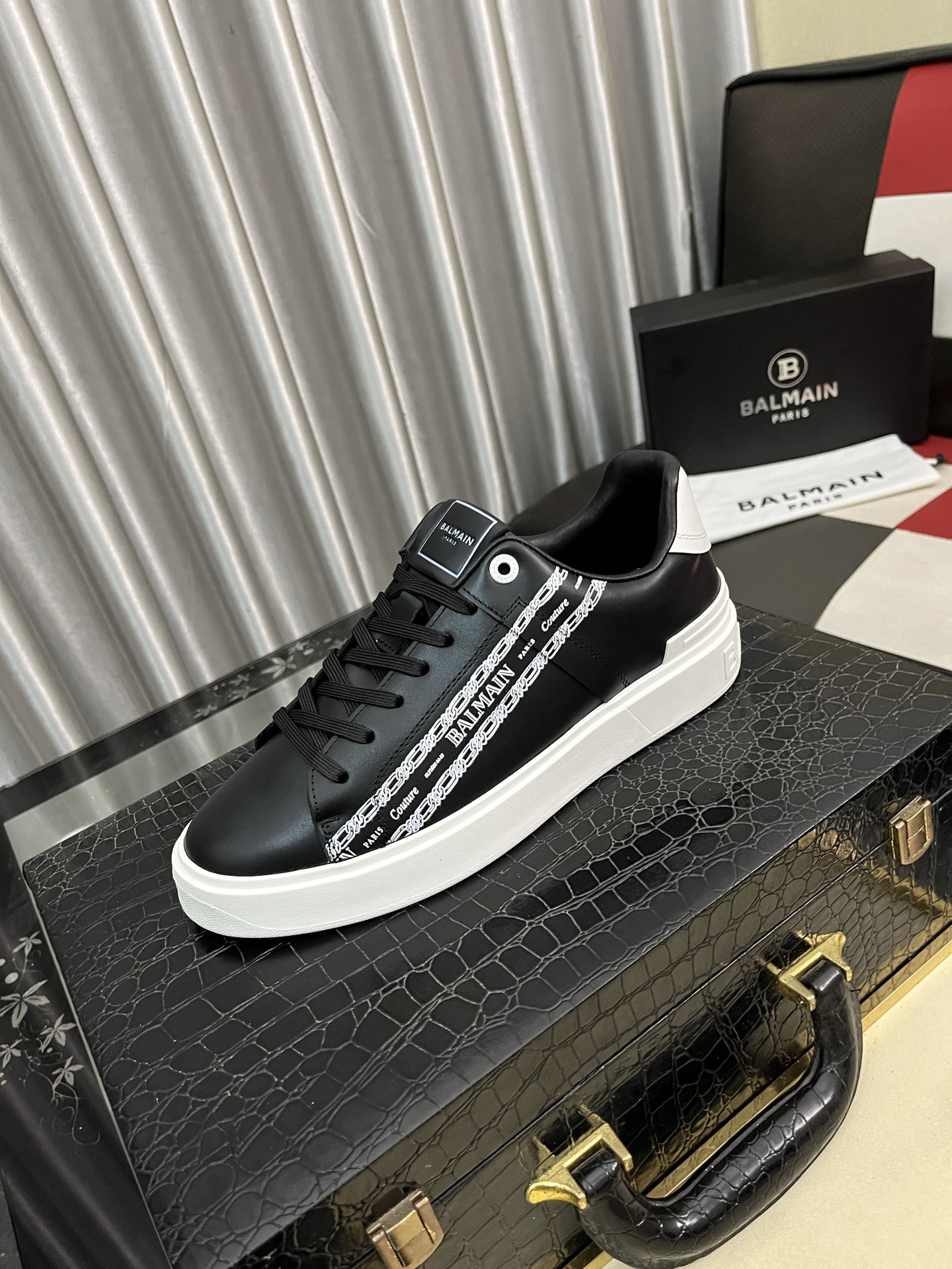 NO:532963,'BALMAI*' new men's sports and casual shoes, fashionable and trendy, the inner y sheepskin is very comfortable on the feet, extremely soft and delicate, paired with Balmain's exclusive corns hardware buckle, TPU outsole, and streamlined men's shoes!  Don't miss high-end products!  Size38-443 colors available, balmain, balmain, sheepskin19860909《BALMAI*》新款男士运动休闲鞋,时尚潮流,内里y羊皮上脚非常舒适,极致柔软细腻,搭配巴尔曼专属鸡眼五金扣,TPU大底,流线形男鞋！高档精品别错过！ Size38-443色可选,,balmain,balmain,sheepskin,Men's shoes