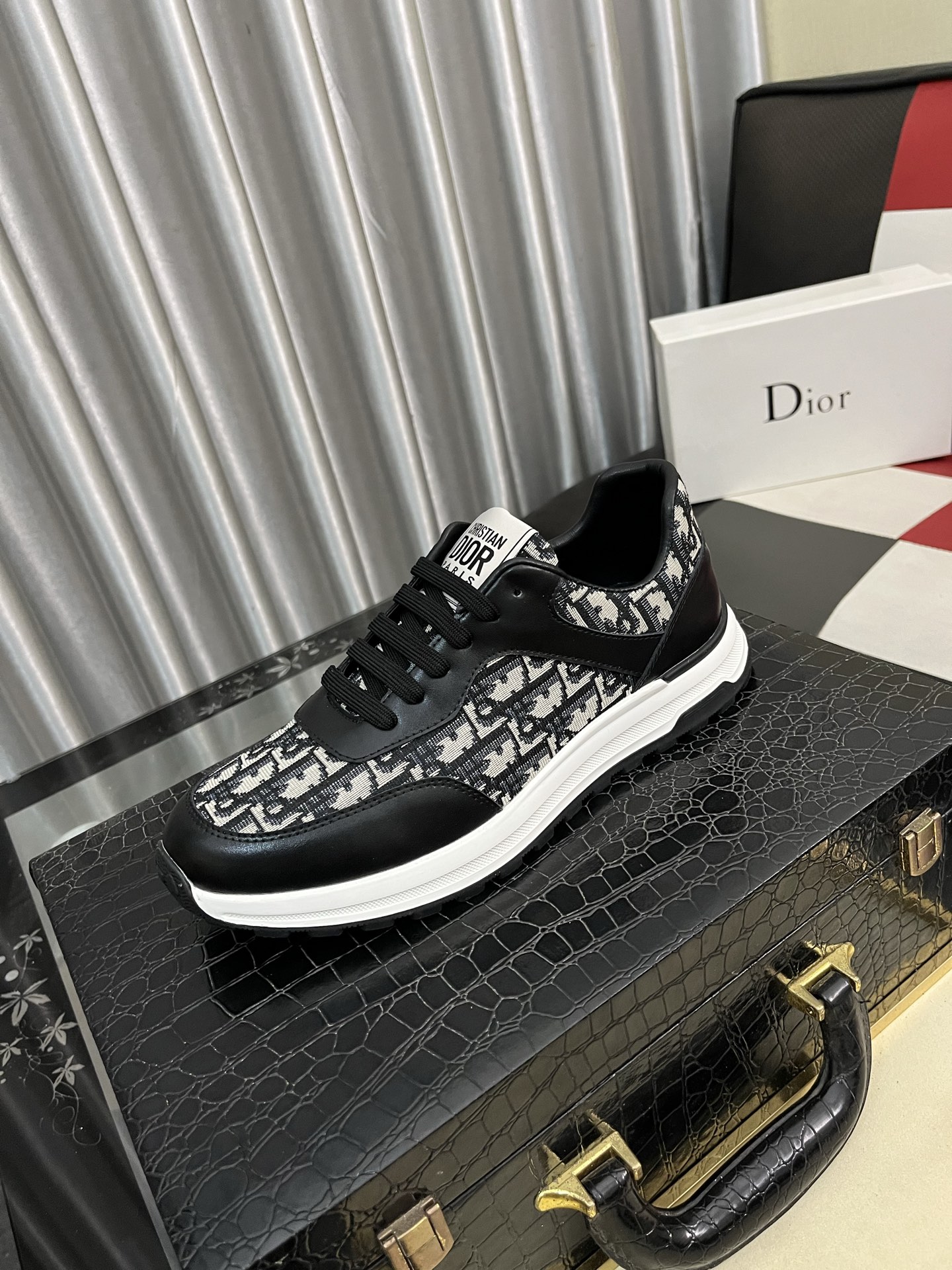 NO:555417,[Dior] 2025 Dior original lace-up low-cut men's shoes, classic casual shoes. This model is the official flagship model, with high quality and made by famous original factory designers. It is made of high-quality cowhide with original materials, comfortable and breathable mesh lining and pigskin insoles. The perfect last shape and generous and fashionable design have attracted many consumers. The code number is 38--442 colors available, dior, dior, cowhide19860909【Dior】2025迪奥原版系带低帮男鞋 经典款休闲鞋本款是官方主打经典款,质量,原厂名师制作,采用优质牛皮配原版材料舒适透气网布內里猪皮鞋垫,完美楦型,大方时尚的设计,吸引了众多消费者的追捧,码数38--442色可选,,dior,dior,cowhide,Men's shoes