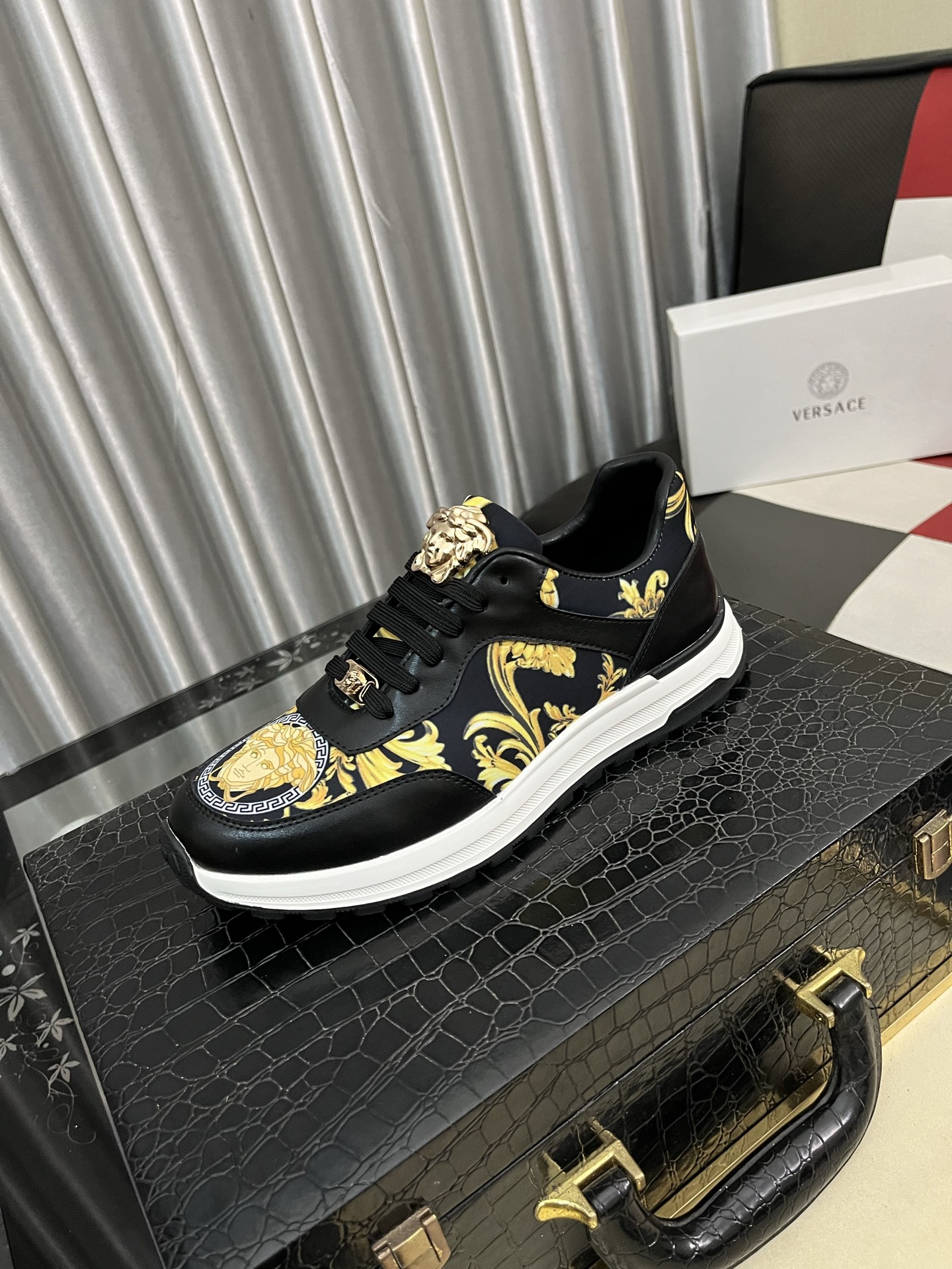 NO:555424,【VERSACE】Original quality. ~ Unique modern style sports shoes. A must-have for fashionable men's casual shoes. Original brand imported from Italy, imported original leather, sheep's lining (refuses to discolor and grind the feet) soles are specially provided by the original factory, French lazy style design, close to the feet, original quality, super comfortable original sole. Sizes 38-442 colors available, versace,versace,sneakers19860909【 VERSACE 范思哲】原单品质.～ 独特现代风运动鞋.休闲鞋潮男必备款 意大利进口原版品牌,进口原版皮,羊里（拒绝脱色磨脚）鞋底原厂特供原版底,法国懒人风格设计 贴脚 在贴原单品质 超舒服原版底 .码数38-442色可选,,versace,versace,sneakers,Men's shoes