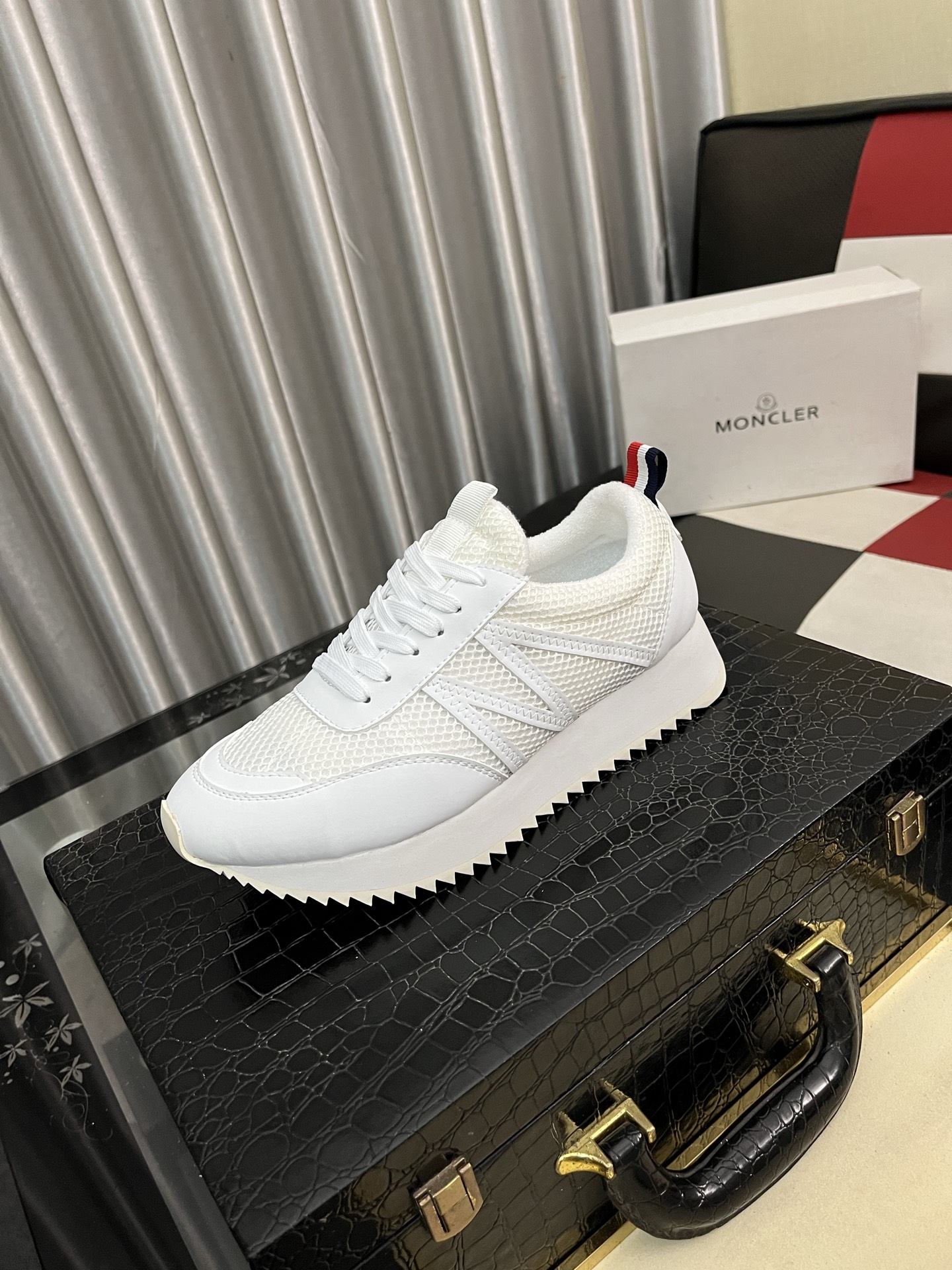 NO:555623,'Moncle*' Men's lace-up casual sports shoes with a comfortable performance. The upper is made of one-piece imported cowhide, which combines innovation, functionality and graphic details to interpret fashion. The outsole is made of TPU+rubber+high-elastic rubber, which is highly elastic and wear-resistant, improving comfort!  Size38--46,,Moncler,sneakers,cowhide19860909《Moncle*》蒙口男士系带休闲运动鞋,具有舒适性能,鞋面采用一体成型进口牛皮制成,兼备创新、功能性与图形细节于一体,诠释潮流时尚.大底采用TPU+橡胶+高弹橡胶组合成型,具有高弹性高耐磨性,提高舒适性！ Size38--46,,Moncler,sneakers,cowhide,Men's shoes