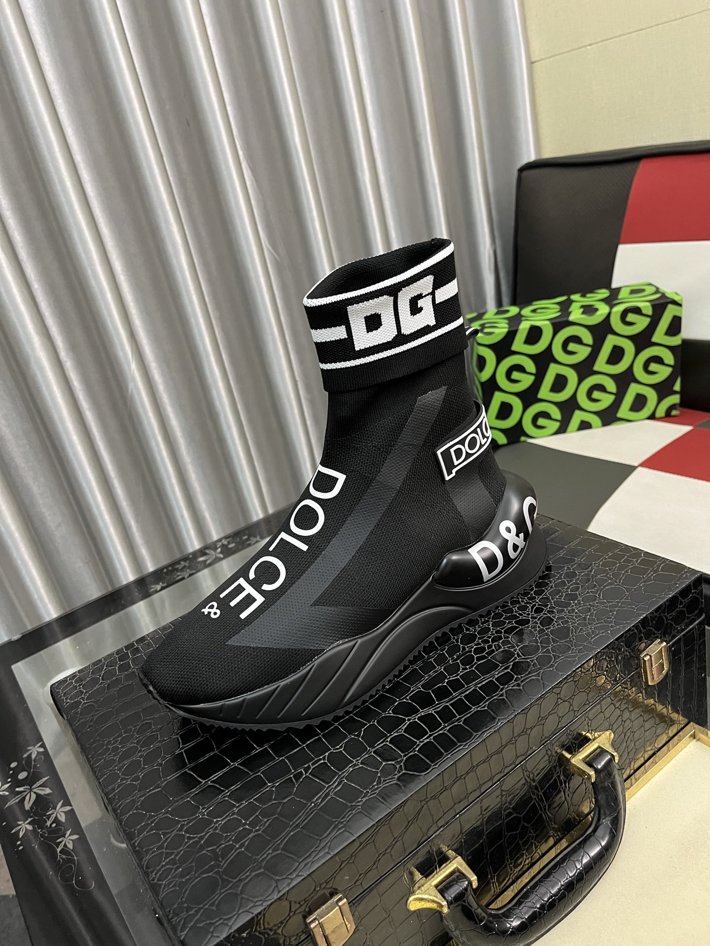 NO:555629,[DG~] Men's casual shoes are on sale at the z cabinet at the same time. The upper is made of cowhide spliced ​​fabric and mesh lining, which is comfortable and breathable. The original sole is comfortable and wear-resistant. The real thing is better when shot in real. Number of yards: 35-46,,cowhide19860909【DG～】男士休闲鞋 z柜同步发售 鞋面选用牛皮拼接布料网布内里,舒适透气,鞋底原版舒适耐磨大底,实物拍摄实物更赞码数:35-46,,cowhide,Men's shoes