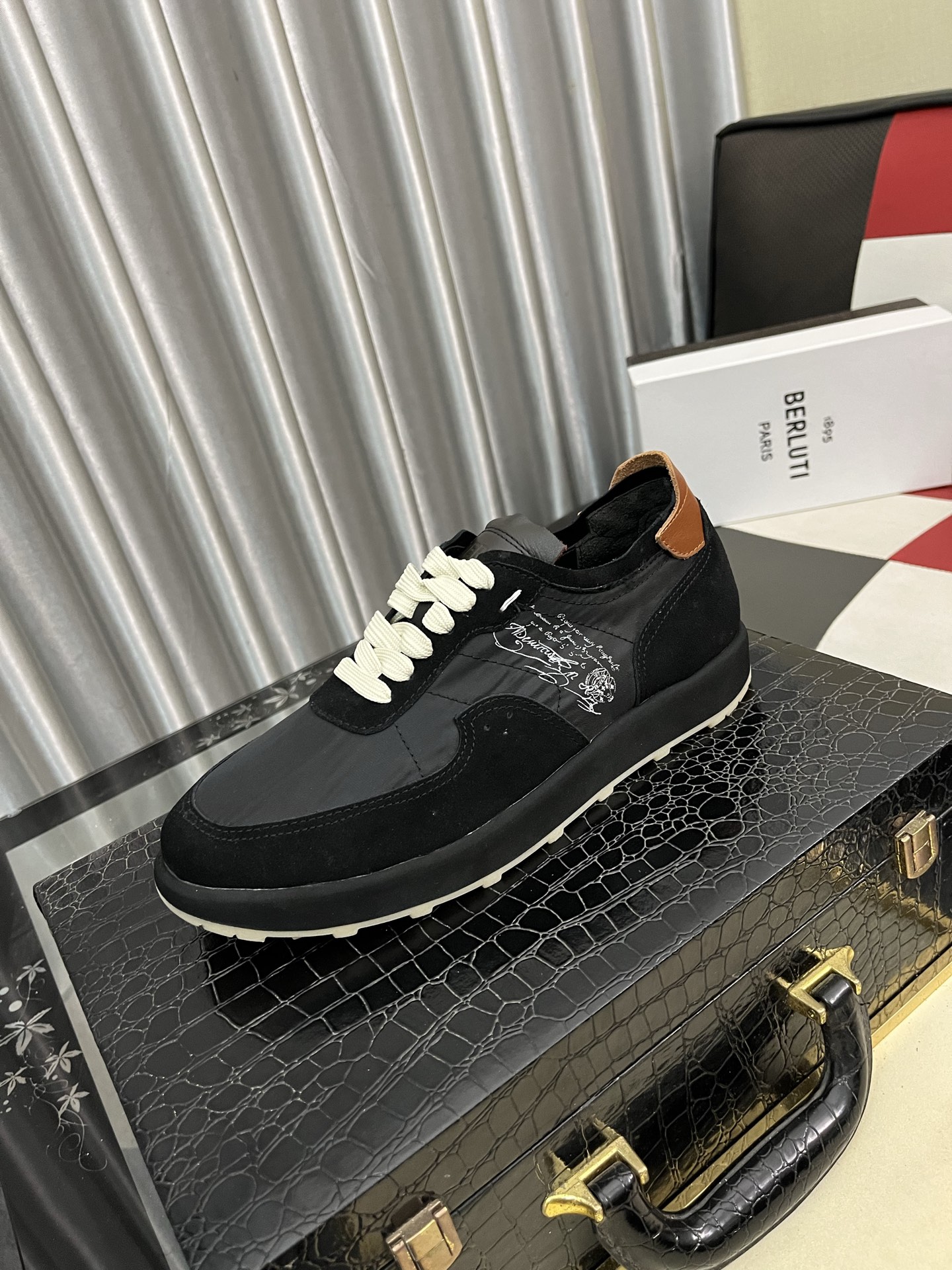 NO:555635,Berlui/Bruti Bruti hand-rubbed casual leather shoes, imported special cowhide surface with a rub effect, combined with genuine leather laser engraving patterns, showing luxurious craftsmanship. Special molded rubber outsole for cowhide lining. Special laser branding on the upper. Plain toe style design, simple yet elegant. 1895 logo badge details on the tongue. Size38-46,,cowhide19860909Berlui/布鲁缇布鲁提手工擦色休闲皮鞋,进口专用牛皮面擦色效果,配合真皮镭射雕刻图案 尽显奢华工艺 牛皮内里专用模具橡胶大底 鞋面雷射品牌专用 素面鞋头风格设计 简约不失气质 鞋舌1895logo徽章细节  Size38-46,,cowhide,Men's shoes