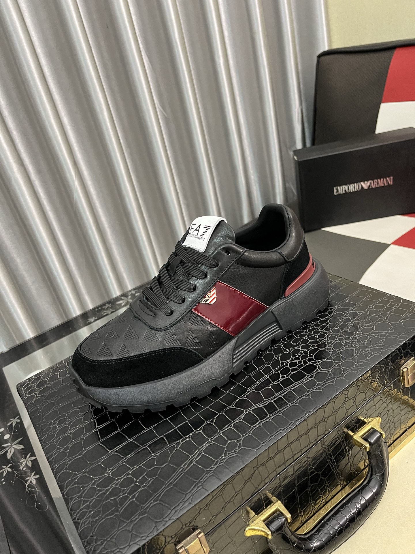 NO:555765,Armani ~ Unique modern style sports shoes. Casual shoes purchased at the counter. Original leather imported from Italy (refuses to discolor and rub the feet). The soles are specially provided by the original factory. They are light on the feet and sheep-like. They are super cool. The lace-up style makes you walk with style. Super comfortable and wear-resistant soles. Just like the actual photos taken, the actual ones are better. Number of sizes: 38-443 colors available, armani, sneakers19860909阿玛尼～独特现代风运动鞋.专柜代购休闲鞋 意大利进口原版皮（拒绝脱色磨脚）鞋底原厂特供原版底,上脚轻盈,羊里,超酷 系带走路都带风风格设计 超舒服耐磨底 .就好像实物拍摄实物更赞 码数38-443色可选,,armani,sneakers,Men's shoes