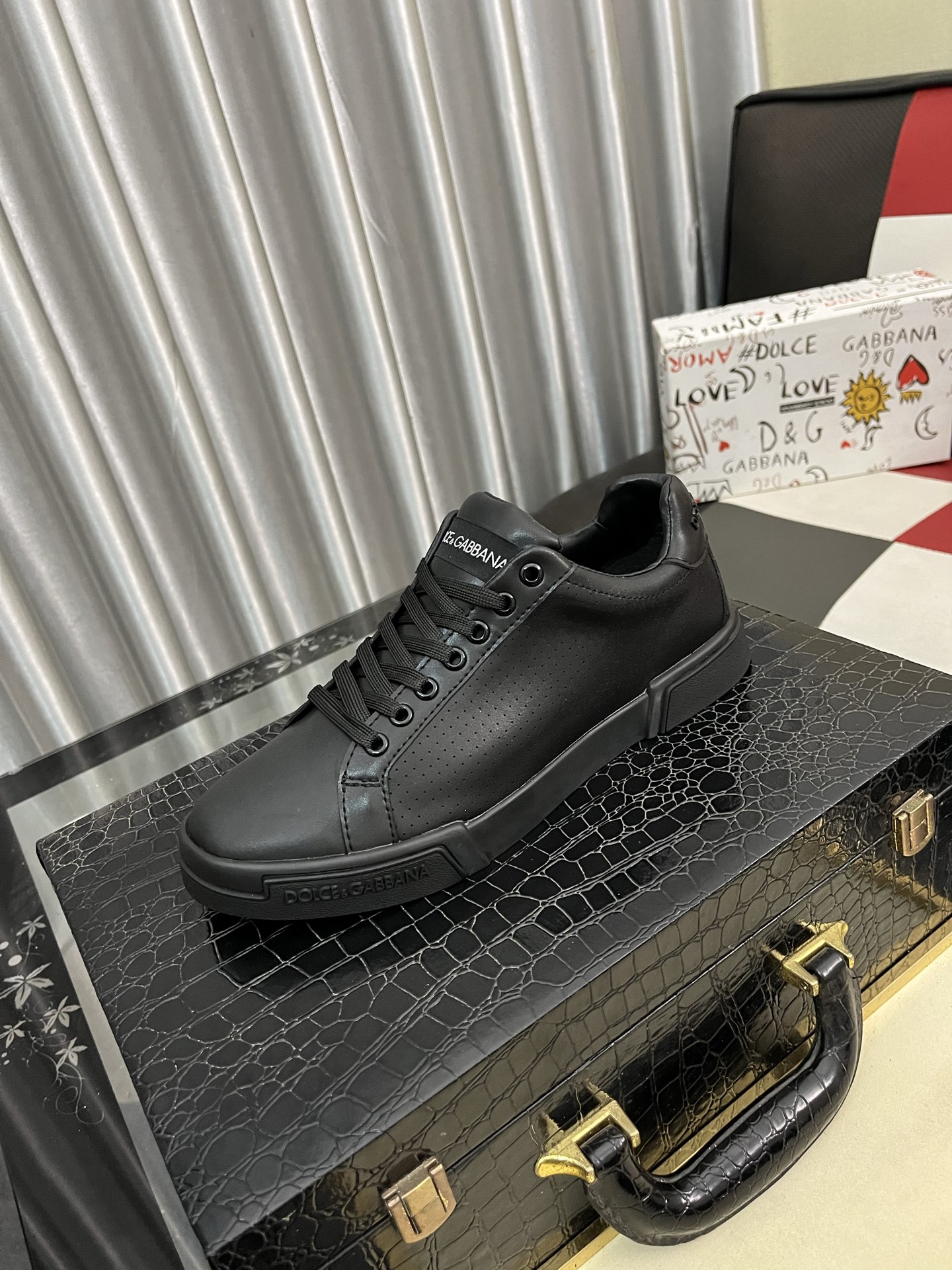 NO:555742,[DG~] Men's casual shoes are on sale at the z cabinet at the same time. The upper is made of cowhide spliced ​​fabric and mesh lining, which is comfortable and breathable. The original sole is comfortable and wear-resistant. The real thing is better when photographed. Number of yards: 38-46,,cowhide19860909【DG～】男士休闲鞋 z柜同步发售 鞋面选用牛皮拼接布料网布内里,舒适透气,鞋底原版舒适耐磨大底,实物拍摄实物更赞码数:38-46,,cowhide,Men's shoes