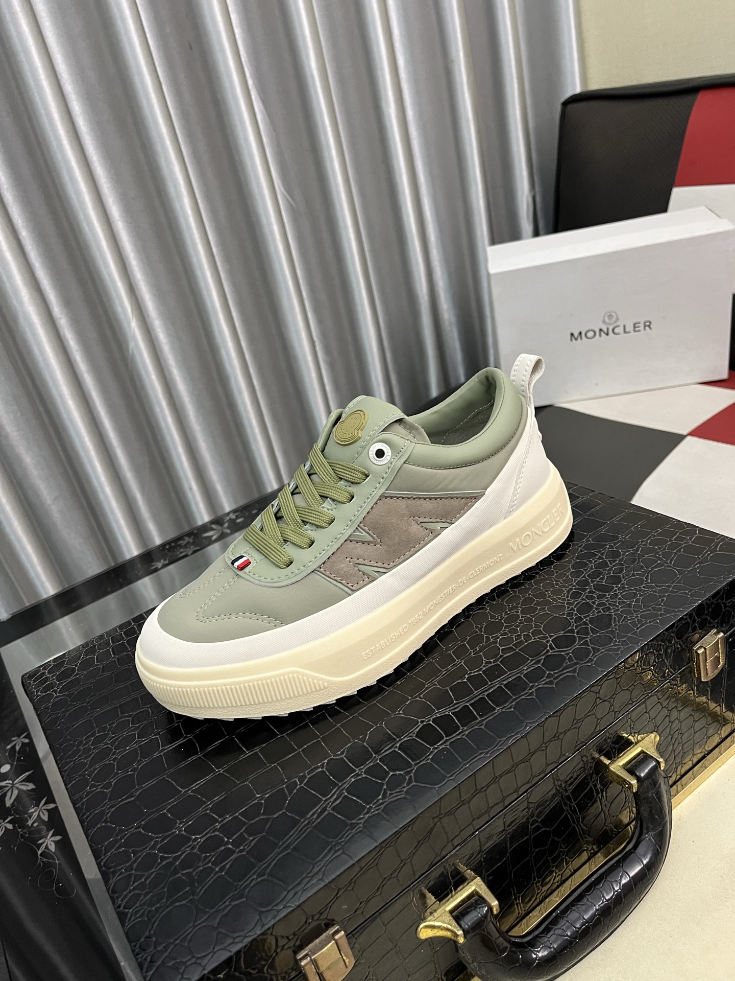 NO:729098,[MONCLER] Same style as the official website. High-quality men's shoes. Made of custom-made calfskin. Mesh breathable inner leather insole. Original open molded outsole style. Men's casual sports shoes. Lace-up men's shoes series. European and American trend styles. Randomly matched. Comfortable feet. Standard men's sizes 35-46, Moncler, sneakers, cowhide.19860909【MONCLER】蒙口、官网同款 高品质男鞋 材料定制小牛皮 网布透气内里真皮鞋垫 原版开模大底款式类型男士休闲运动鞋 系带款男鞋系列 欧美潮流风格 随意搭配 脚感舒适、标准码男码35-46,,Moncler,sneakers,cowhide,Men's shoes