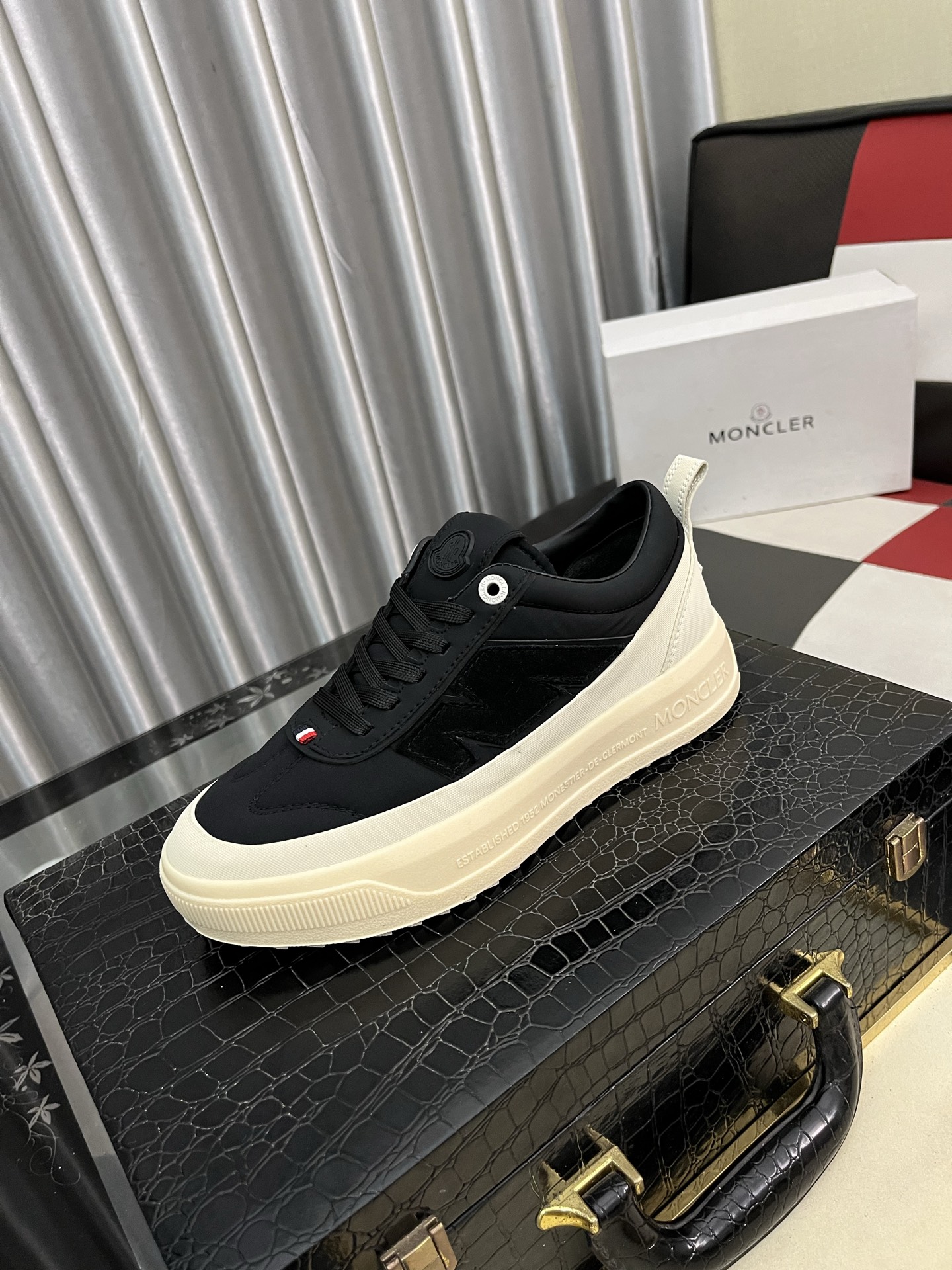 NO:555747,[MONCLER] Same style as the official website. High-quality men's shoes. Made of custom-made calfskin. Mesh breathable inner leather insole. Original open molded outsole style. Men's casual sports shoes. Lace-up men's shoes series. European and American trend styles. Randomly matched. Comfortable feet. Standard men's sizes 35-46, Moncler, sneakers, cowhide.19860909【MONCLER】蒙口、官网同款 高品质男鞋 材料定制小牛皮 网布透气内里真皮鞋垫 原版开模大底款式类型男士休闲运动鞋 系带款男鞋系列 欧美潮流风格 随意搭配 脚感舒适、标准码男码35-46,,Moncler,sneakers,cowhide,Men's shoes