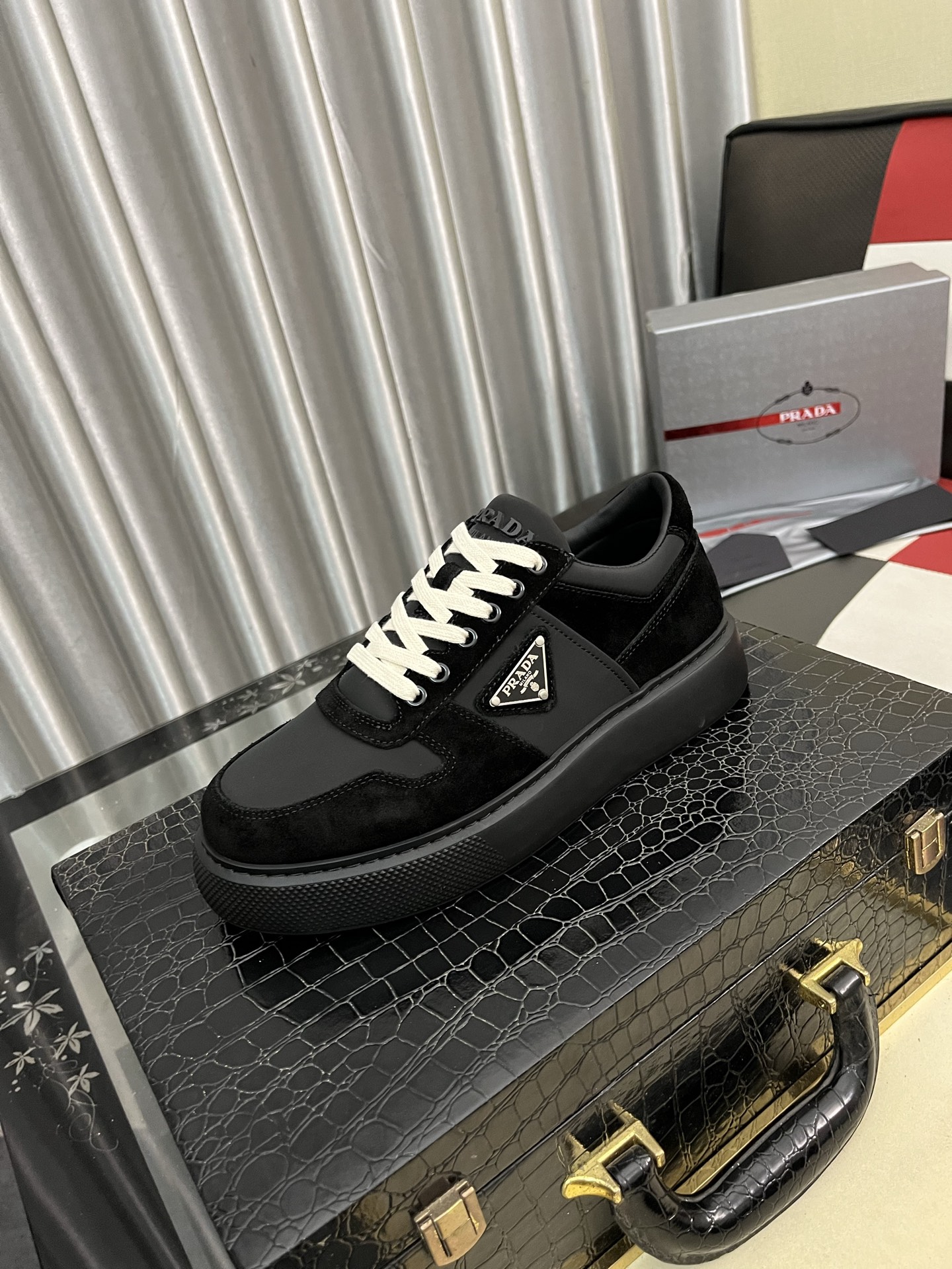 NO:556098,Prad* Prada's new men's casual shoes, these casual and versatile shoes are made of top-grain cowhide, with a rubber outsole that feels very comfortable. It uses soft and simple lines, the sole is light and stable, and the tongue has an iconic logo, which shows a unique charm. Size 38-445 colors available, prada, prada, cowhide19860909Prad*普拉达新品男士休闲鞋,这款休闲百搭,选用头层牛皮打造,橡胶大底,脚感非常舒适,运用柔和简洁的线条,鞋底轻盈而稳固,鞋舌带有标志性Logo,效果彰显别具一格的魅力.size38-445色可选,,prada,prada,cowhide,Men's shoes