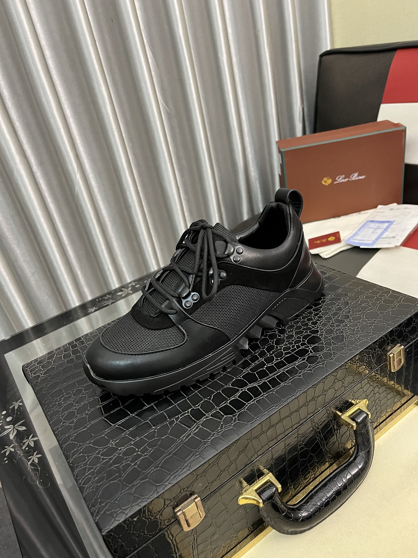 NO:556105,Lor* Pian* - Noyo Pianya LP classic jogging shoes, men's lace-up casual shoes and sneakers, original imported calfskin, original sheepskin lining. Suitable for outdoor leisure, the color is young and energetic, and it looks great with sportswear or casual suits!  Sizes 38-445 colors available, loro piana, sneakers, business suit, cowhide, sheepskin19860909Lor* Pian* —诺优翩雅 LP 经典款慢跑鞋,男士系带休闲鞋运动鞋,原版进口小牛皮,原版羊皮内里.户外休闲均可,配色年轻又有活力,搭配运动装或休闲西装都超赞！ 码数38-445色可选,,loro piana,sneakers,business suit,cowhide,sheepskin,Men's shoes