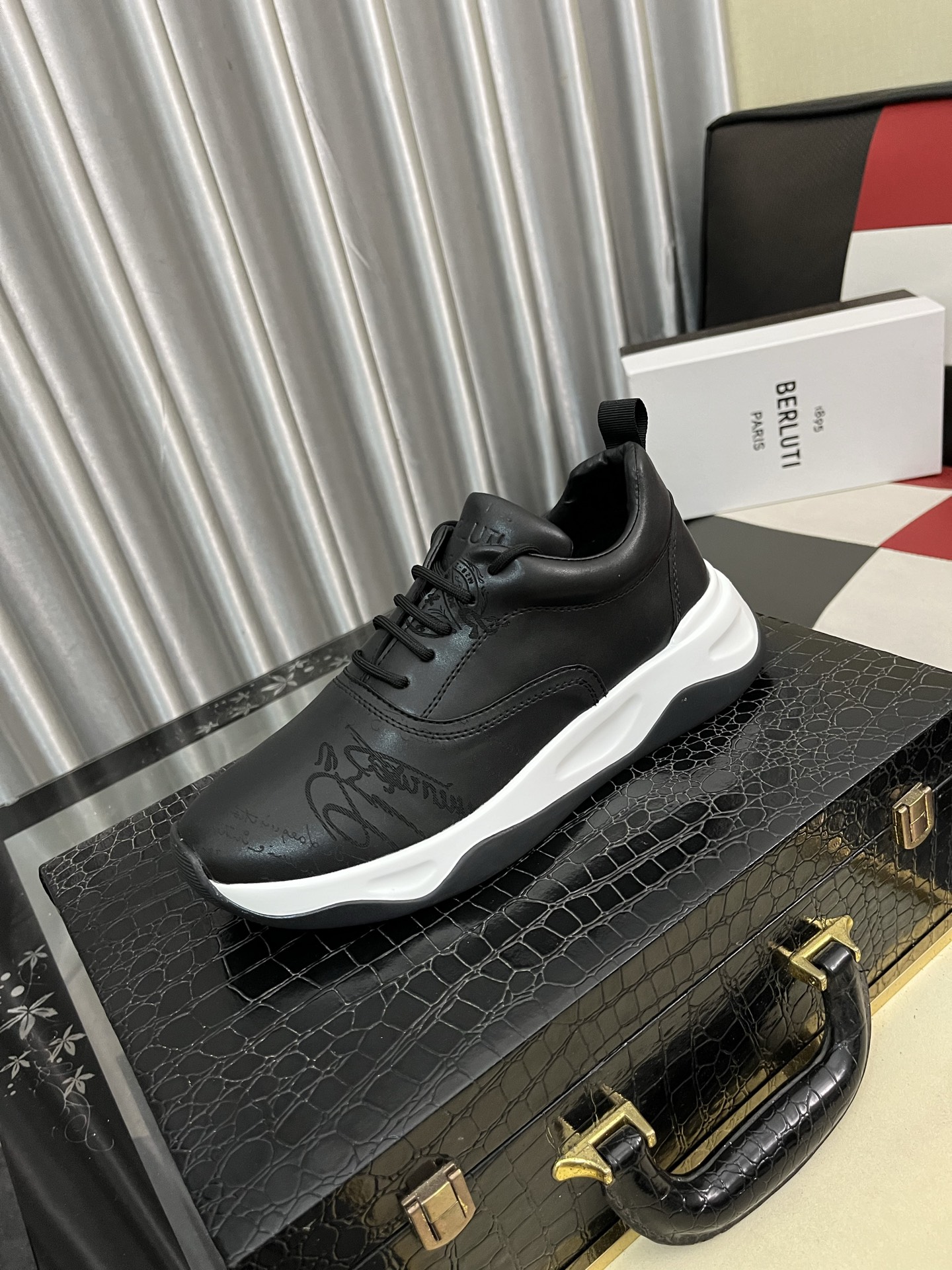 NO:556111,Berlui/Bruti Bruti hand-rubbed casual leather shoes, imported special cowhide surface rub effect, with genuine leather laser engraving pattern, showing luxurious craftsmanship, special mold rubber outsole for cowhide lining, exclusive laser brand on the upper, plain toe style design, simple and elegant, 1895 logo badge details on the tongue, Size 38-463 colors available,,cowhide19860909Berlui/布鲁缇布鲁提手工擦色休闲皮鞋,进口专用牛皮面擦色效果,配合真皮镭射雕刻图案 尽显奢华工艺 牛皮内里专用模具橡胶大底 鞋面雷射品牌专用 素面鞋头风格设计 简约不失气质 鞋舌1895logo徽章细节  Size38-463色可选,,cowhide,Men's shoes