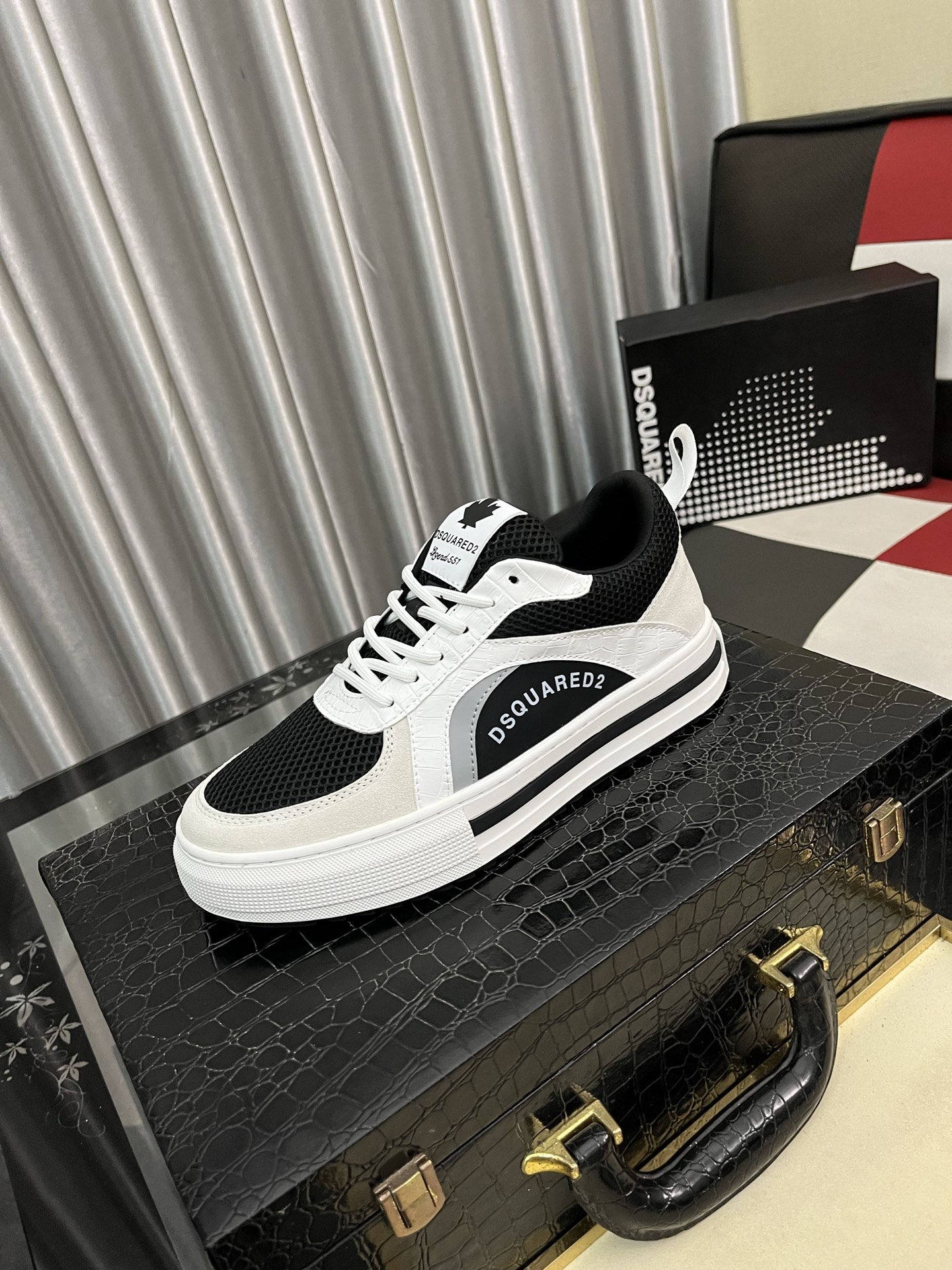 NO:556119,[D2~] Men's casual shoes are on sale simultaneously in 2025z cabinets. Size: 35-46#. The uppers in 4 colors are made of multi-material spliced ​​genuine leather lining, which is comfortable and breathable. The original soles are comfortable and wear-resistant. The real ones are better when photographed in person.19860909【D2～】男士休闲鞋 2025z柜同步发售 码数:35-46# 4个颜色鞋面选用多材质拼接真皮内里,舒适透气,鞋底原版舒适耐磨大底,实物拍摄实物更赞,,Men's shoes