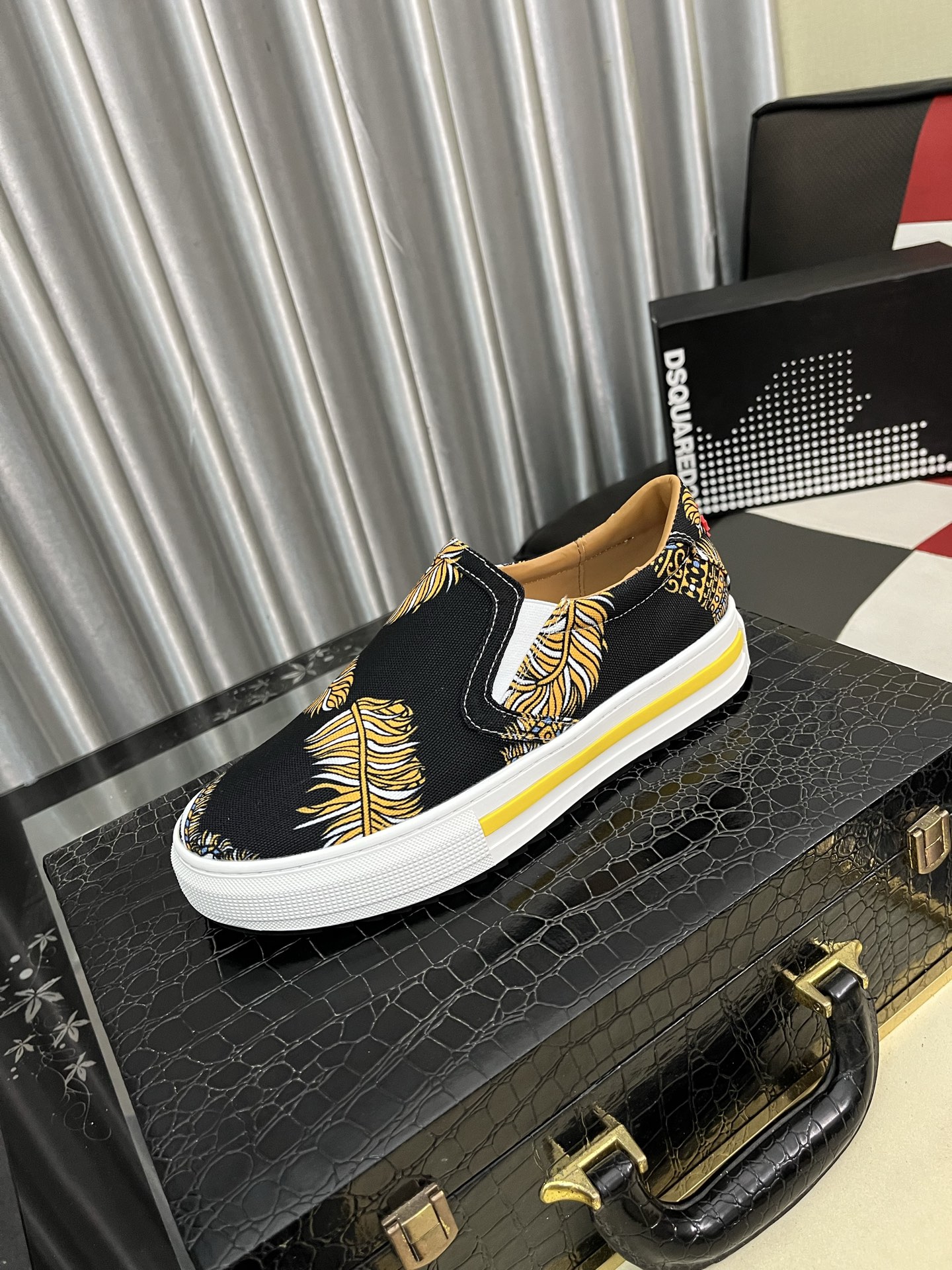 NO:556127,[D2～] Men's casual shoes are on sale simultaneously in 2025z cabinets. Size: 35-46#. The uppers in 3 colors are made of multi-material spliced ​​genuine leather lining, which is comfortable and breathable. The original soles are comfortable and wear-resistant. The real ones are better when photographed in person.19860909【D2～】男士休闲鞋 2025z柜同步发售 码数:35-46# 3个颜色鞋面选用多材质拼接真皮内里,舒适透气,鞋底原版舒适耐磨大底,实物拍摄实物更赞,,Men's shoes