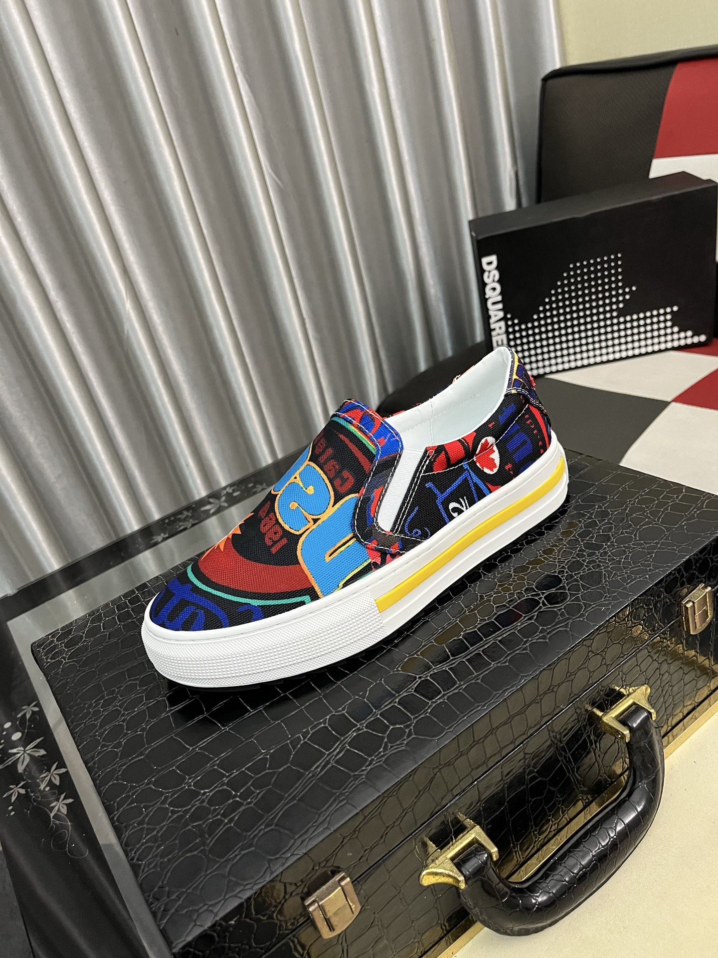 NO:556135,[D2~] Men's casual shoes are on sale simultaneously in 2025z cabinets. Size: 35-46#. The uppers in 2 colors are made of multi-material spliced ​​genuine leather lining, which is comfortable and breathable. The original soles are comfortable and wear-resistant. The real ones are better when photographed in person.19860909【D2～】男士休闲鞋 2025z柜同步发售 码数:35-46# 2个颜色鞋面选用多材质拼接真皮内里,舒适透气,鞋底原版舒适耐磨大底,实物拍摄实物更赞,,Men's shoes