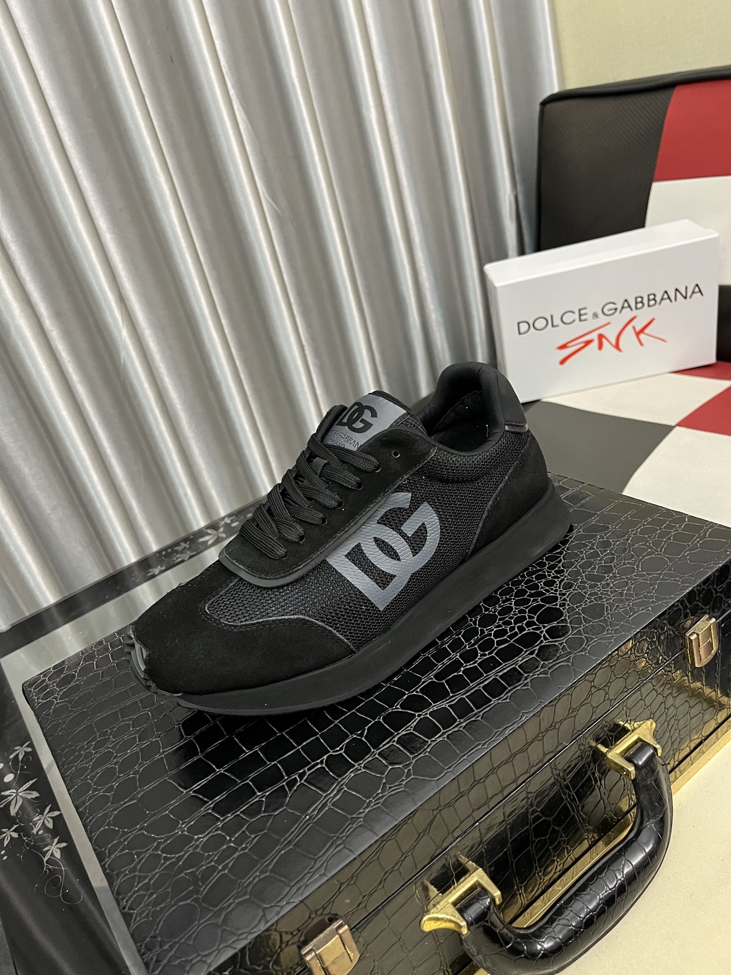 NO:556409,New DG high-end couple's sports and casual shoes, imported cowhide, multiple materials splicing design, imported cowhide lining, cowhide foot pads, original TPR elastic outsole. Size36-46,,cowhide19860909新品DG高端情侣款运动休闲鞋,进口牛皮 多种材质拼接设计进口牛皮内里 牛皮垫脚原版TPR弹力大底. Size36-46,,cowhide,Men's shoes