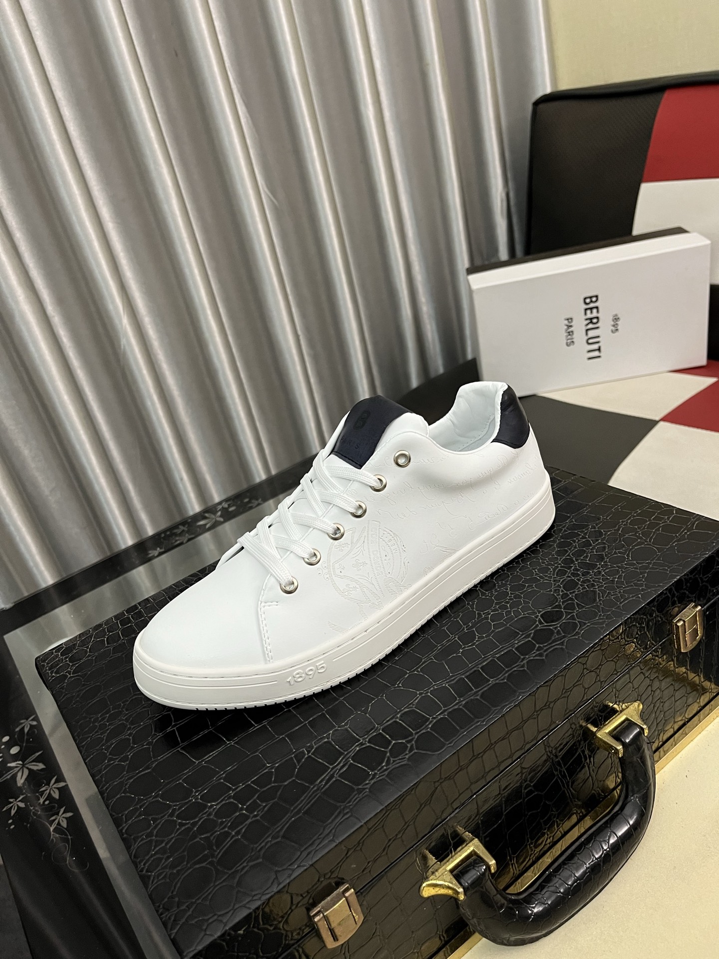 NO:556417,Berlui/Bruti Bruti hand-rubbed casual leather shoes, imported special cowhide surface rub effect, with genuine leather laser engraving pattern, showing luxurious craftsmanship, special mold rubber outsole for cowhide lining, exclusive laser branding on the upper, plain toe style design, simple and elegant, 1895 logo badge details on the tongue, Size 38-462 colors available,,cowhide19860909Berlui/布鲁缇布鲁提手工擦色休闲皮鞋,进口专用牛皮面擦色效果,配合真皮镭射雕刻图案 尽显奢华工艺 牛皮内里专用模具橡胶大底 鞋面雷射品牌专用 素面鞋头风格设计 简约不失气质 鞋舌1895logo徽章细节  Size38-462色可选,,cowhide,Men's shoes