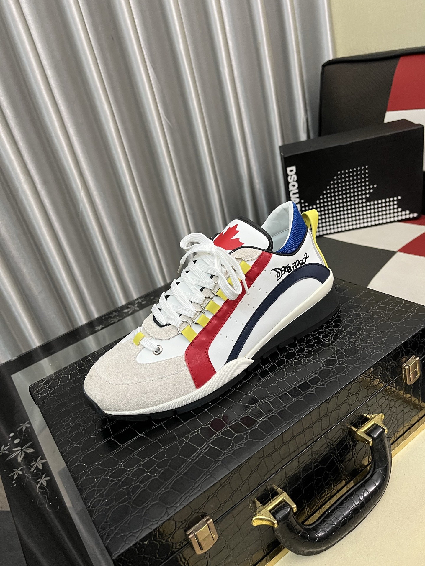 NO:556424,[D2~] Men's casual shoes are on sale simultaneously in 2025z cabinets. Size: 38-46# 1 color. The upper is made of multi-material spliced ​​genuine leather lining, which is comfortable and breathable. The original sole is comfortable and wear-resistant. The real thing is better when photographed in person.19860909【D2～】男士休闲鞋 2025z柜同步发售 码数:38-46# 1个颜色鞋面选用多材质拼接真皮内里,舒适透气,鞋底原版舒适耐磨大底,实物拍摄实物更赞,,Men's shoes