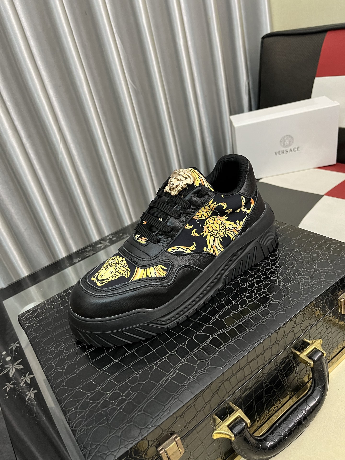 NO:556431,VERSACE Versace fashionable casual shoes, a perennial best-seller. Fabric: first-layer cowhide with exquisite three-dimensional embroidery. Lining: breathable mesh. Original outsole with molded outsole. Size: 38-442 colors available, versace,versace,cowhide.19860909VERSACE范思哲时尚休闲鞋 常年热卖款 面料:头层牛皮精美立体刺绣 内里:透气网里 原版大底开模大底 尺码:38-442色可选,,versace,versace,cowhide,Men's shoes