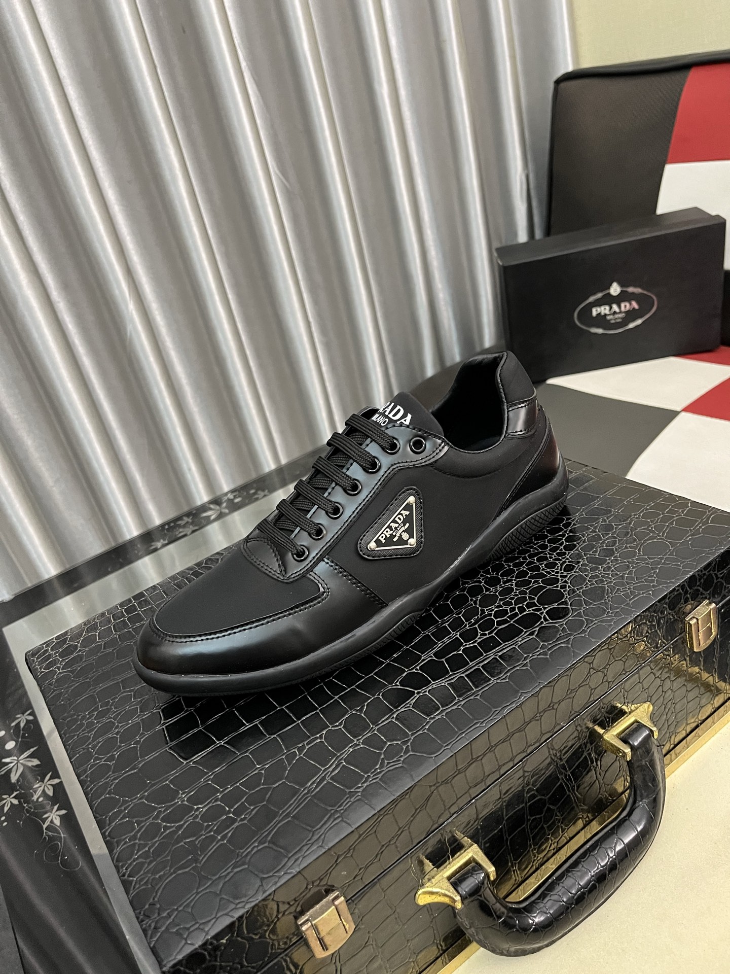 NO:556438,'Prada PRADA*' The latest popular casual shoes, top brand [seduce] luxury~purchasing, top~quality. [Strong] The upper is made of imported breathable cowhide with material breathable sheepskin feet () and fine workmanship. The original style is fashionable and soft rubber wear-resistant outsole, light and comfortable on the foot, code number: 38-443 colors available, prada, prada, cowhide, sheepskin19860909《 普拉达PRADA* 》 最新爆款休闲鞋,顶端品牌[勾引]奢侈～代购,顶级～质量.[强]鞋面選用进口透气牛皮搭配材质透气羊皮垫脚（）精细做工.原版个性时尚柔软橡膠耐磨大底,上脚轻巧舒适,码数: 38-443色可选,,prada,prada,cowhide,sheepskin,Men's shoes